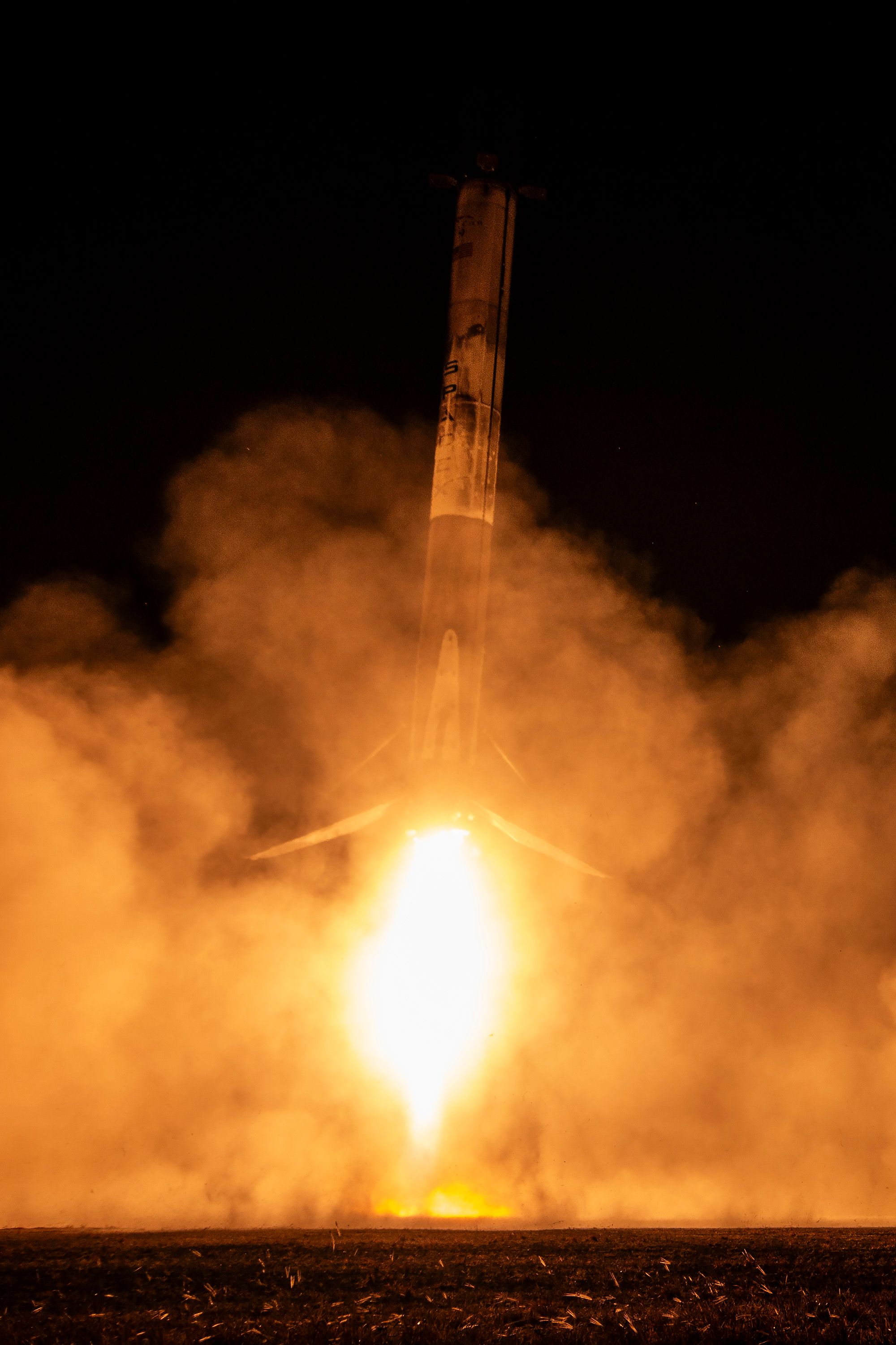 Booster B1081 landing at Landing Zone 1 in Florida. ©SpaceX