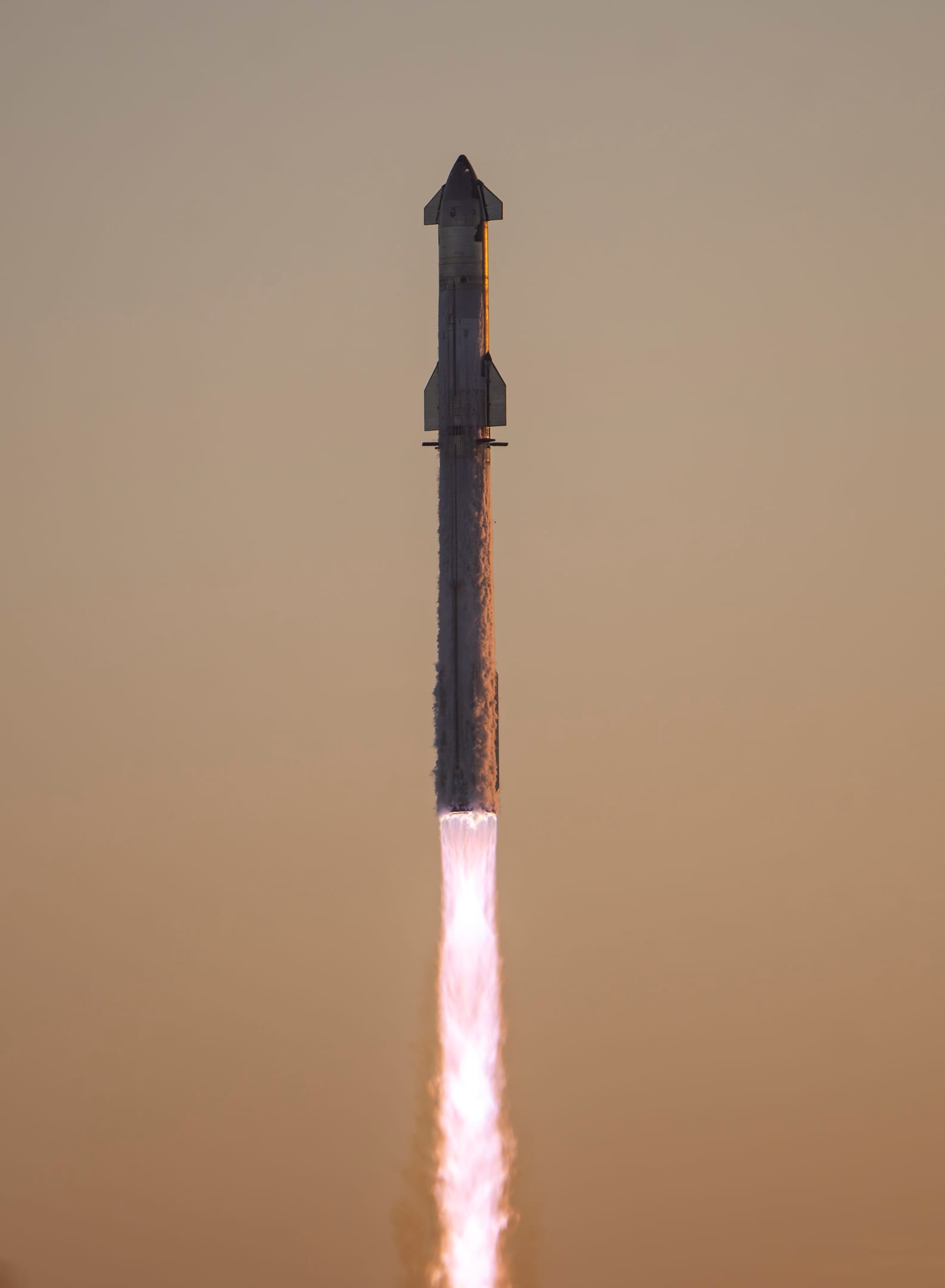 Starship-Super Heavy during first stage flight with Ship 25 and Booster 9. ©SpaceX