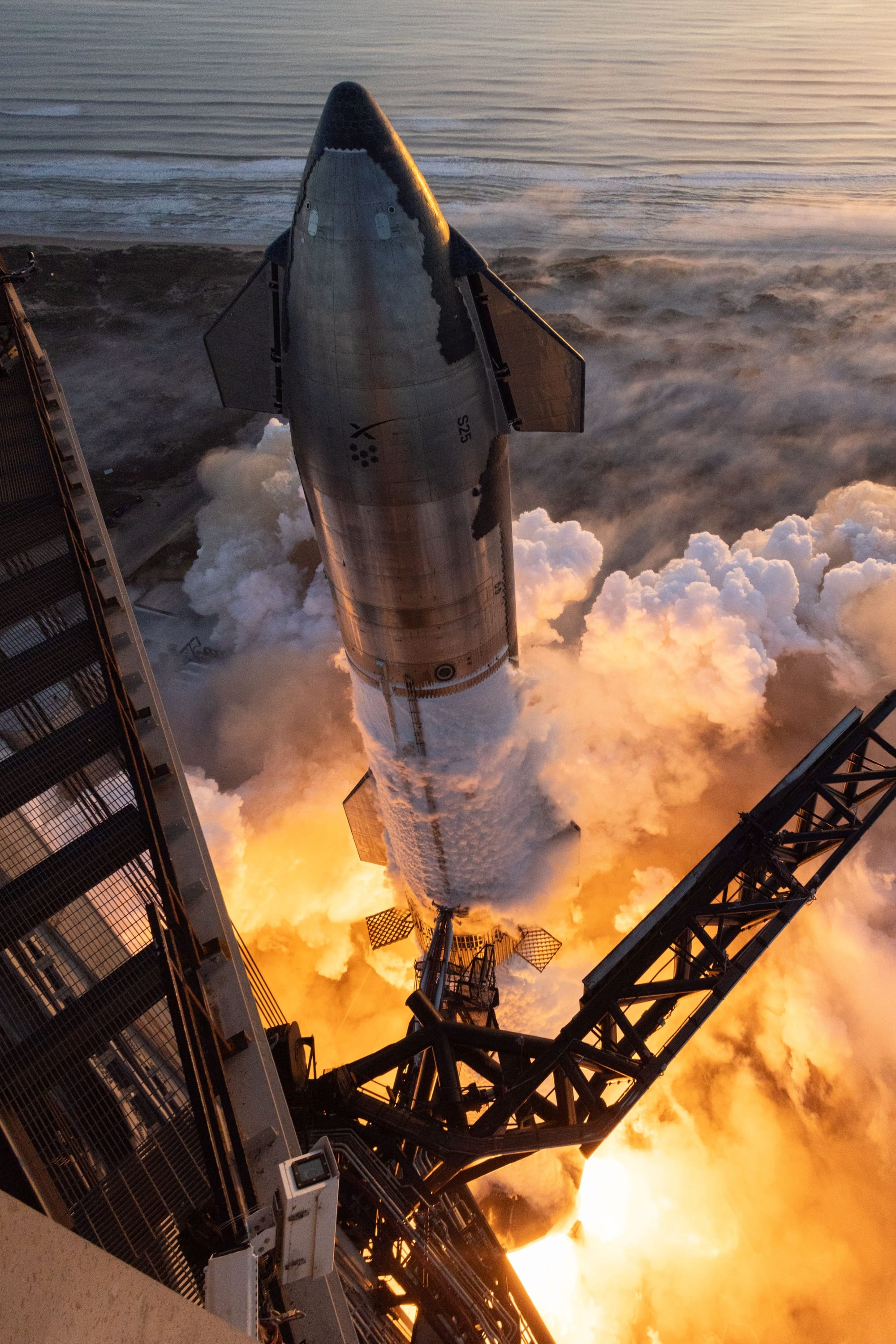 Starship-Super Heavy lifting off with Ship 25 and Booster 9 from Starbase, Texas. ©SpaceX