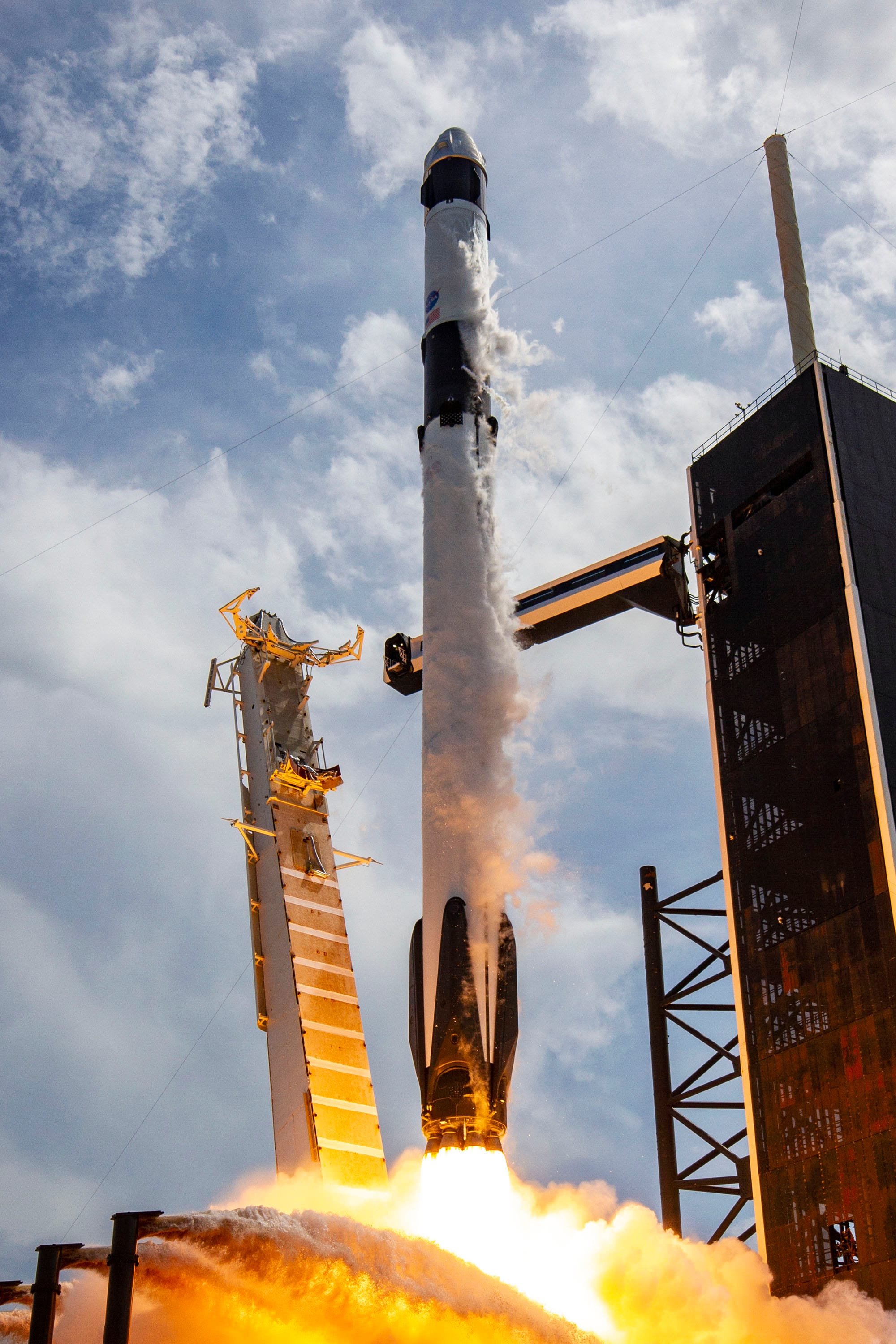 B1058 lifting off from LC-39A for Crew Dragon Demo-2 ©SpaceX