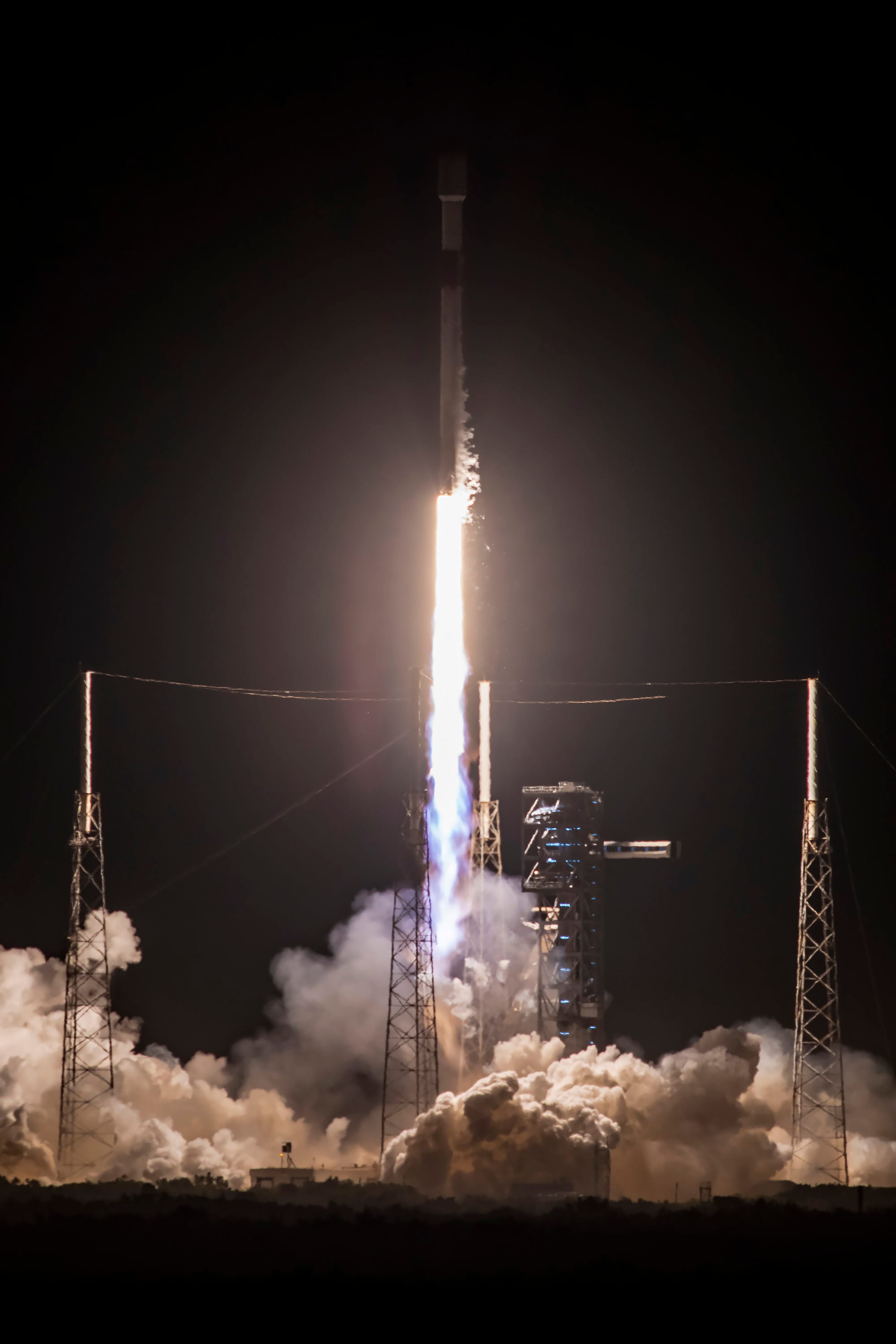 B1058 lifting off from SLC-40 for the final time during the Starlink Group 6-32 mission. ©SpaceX