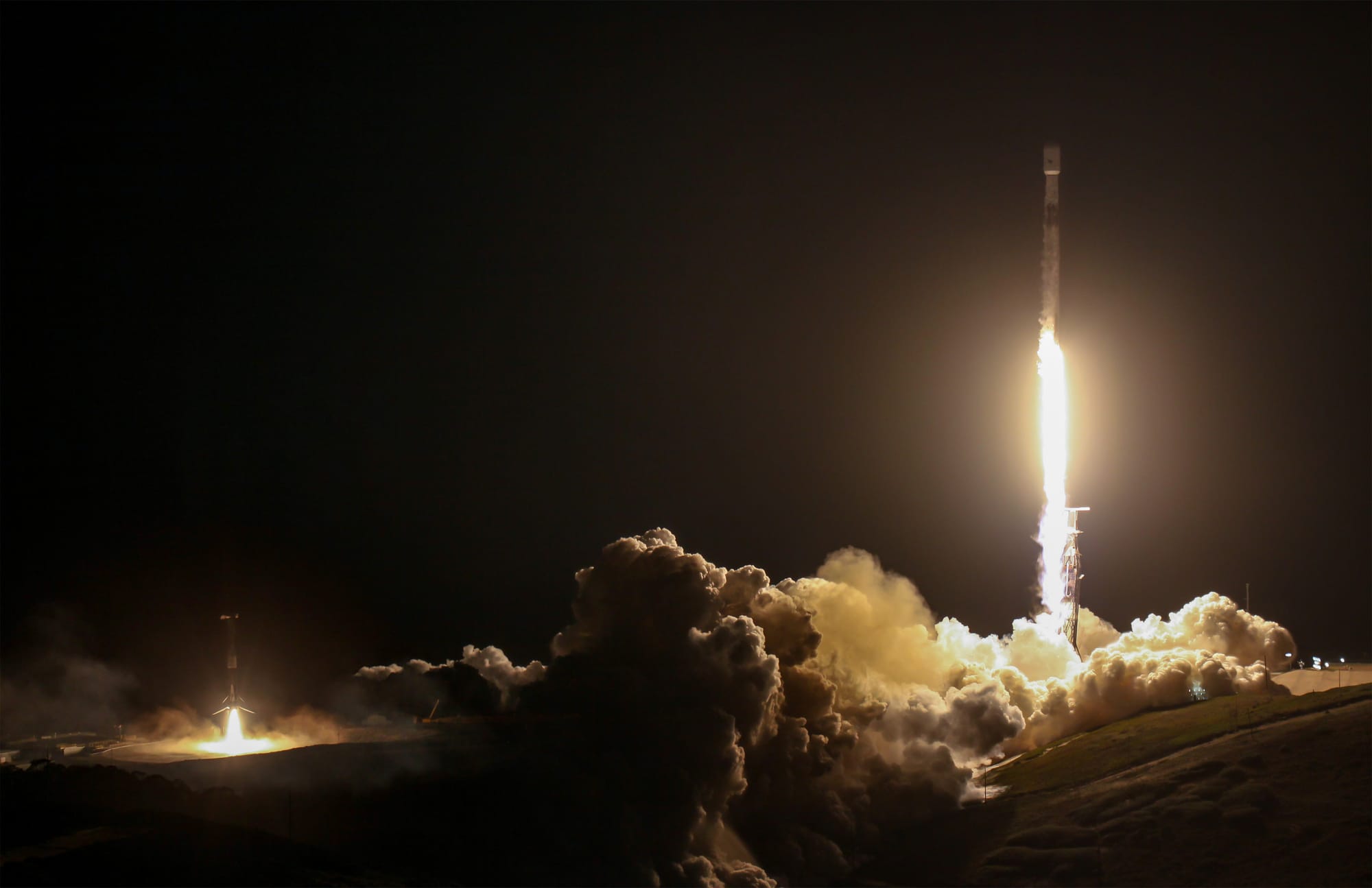 A composite photo of the SARah 2 & 3 mission with the booster landing at Landing Zone 4 (left) and the rocket lifting off from Space Launch Complex 4E (right). ©SpaceX