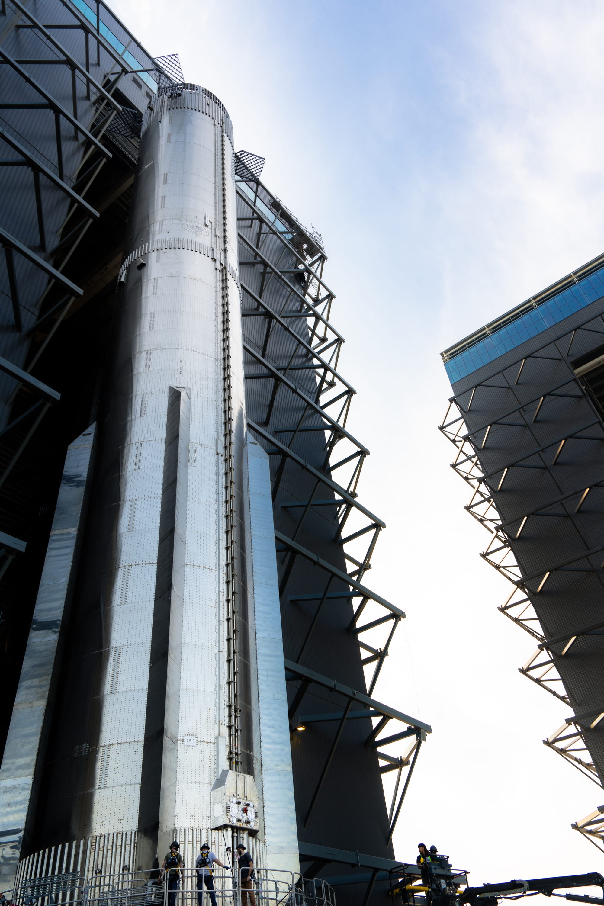 Booster 10 leaving during its move to the launch site. ©SpaceX