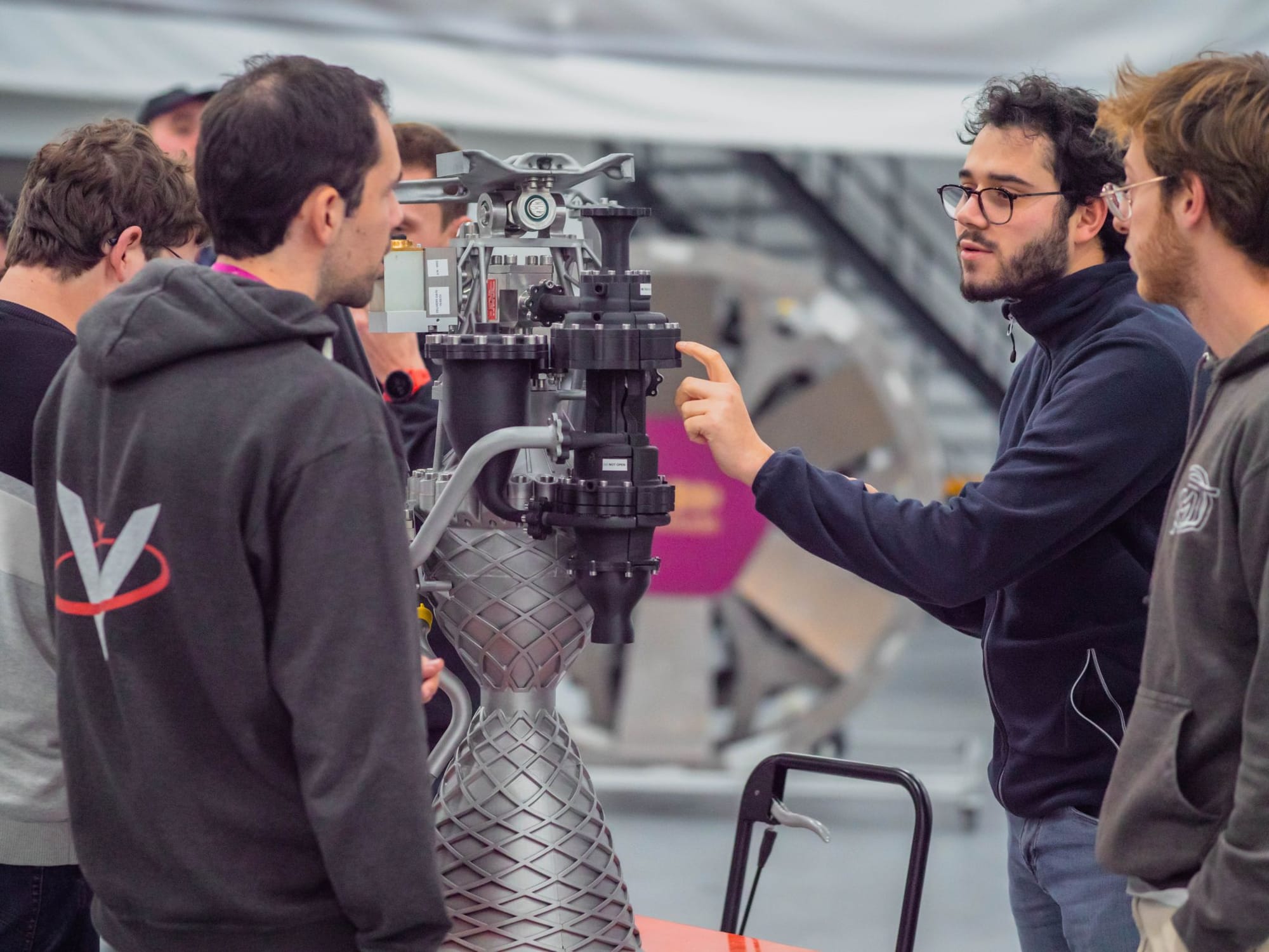 Teams at Latitude working on a Navier engine. ©Latitude