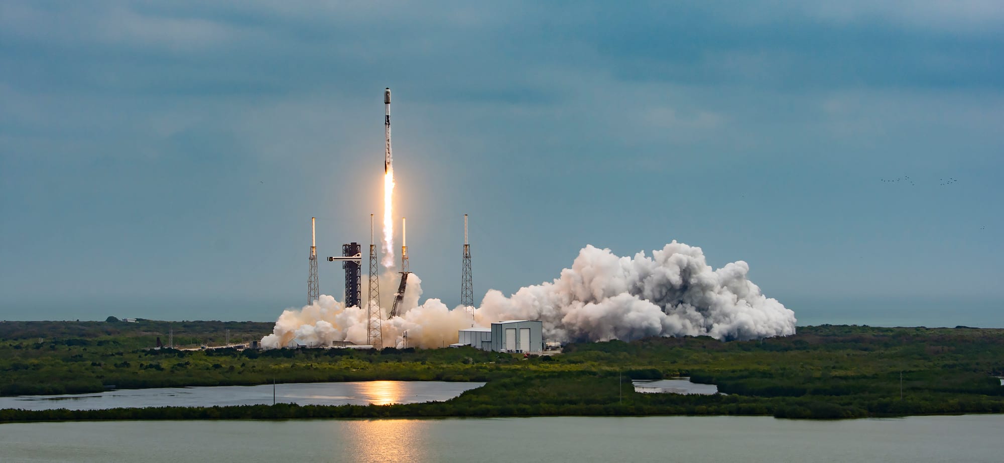 Falcon 9 lifting off from Space Launch Complex 40 for Starlink Group 6-40. ©SpaceX