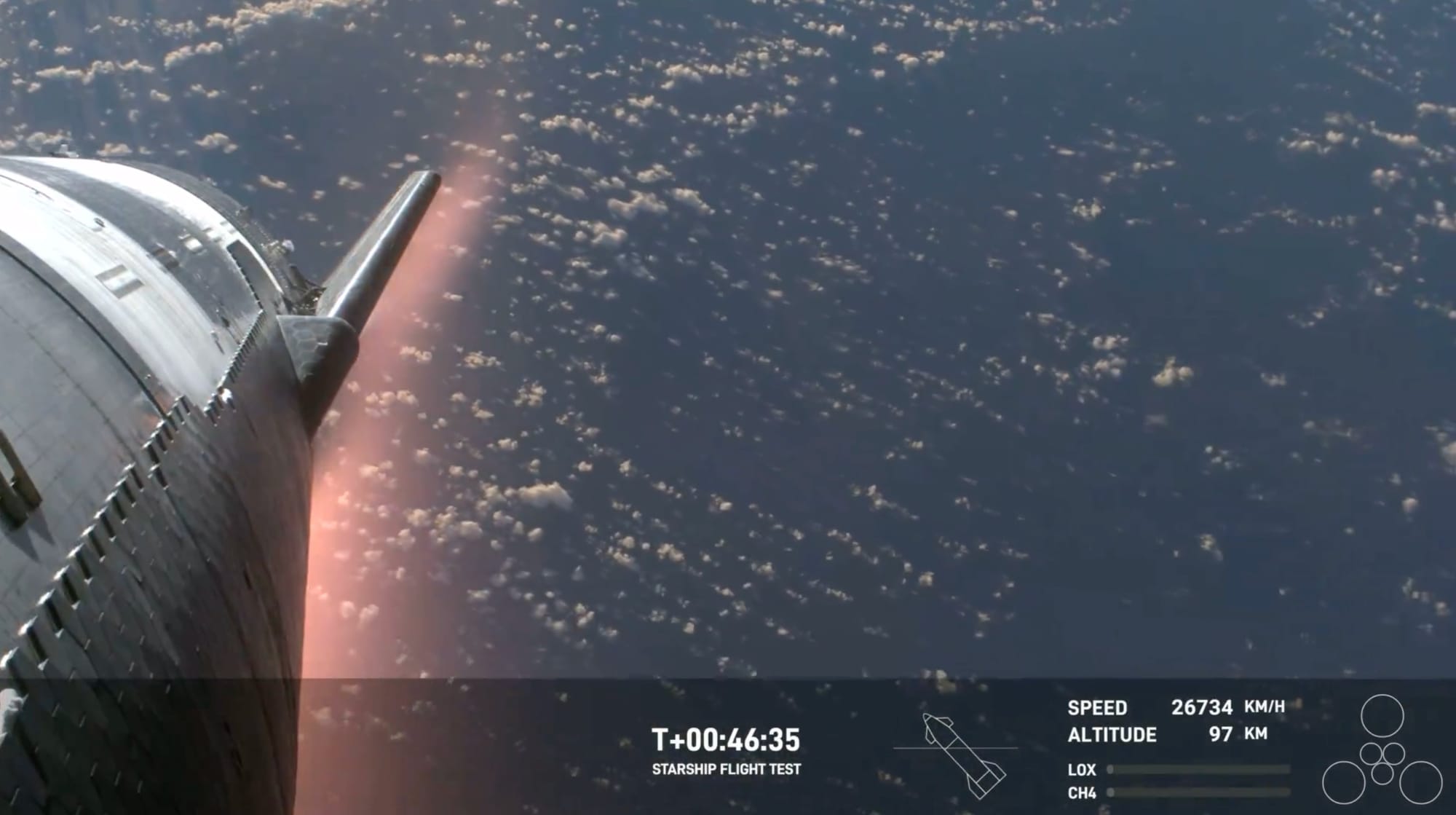 Ship 28 during re-entry with plasma building up on the vehicle. ©SpaceX