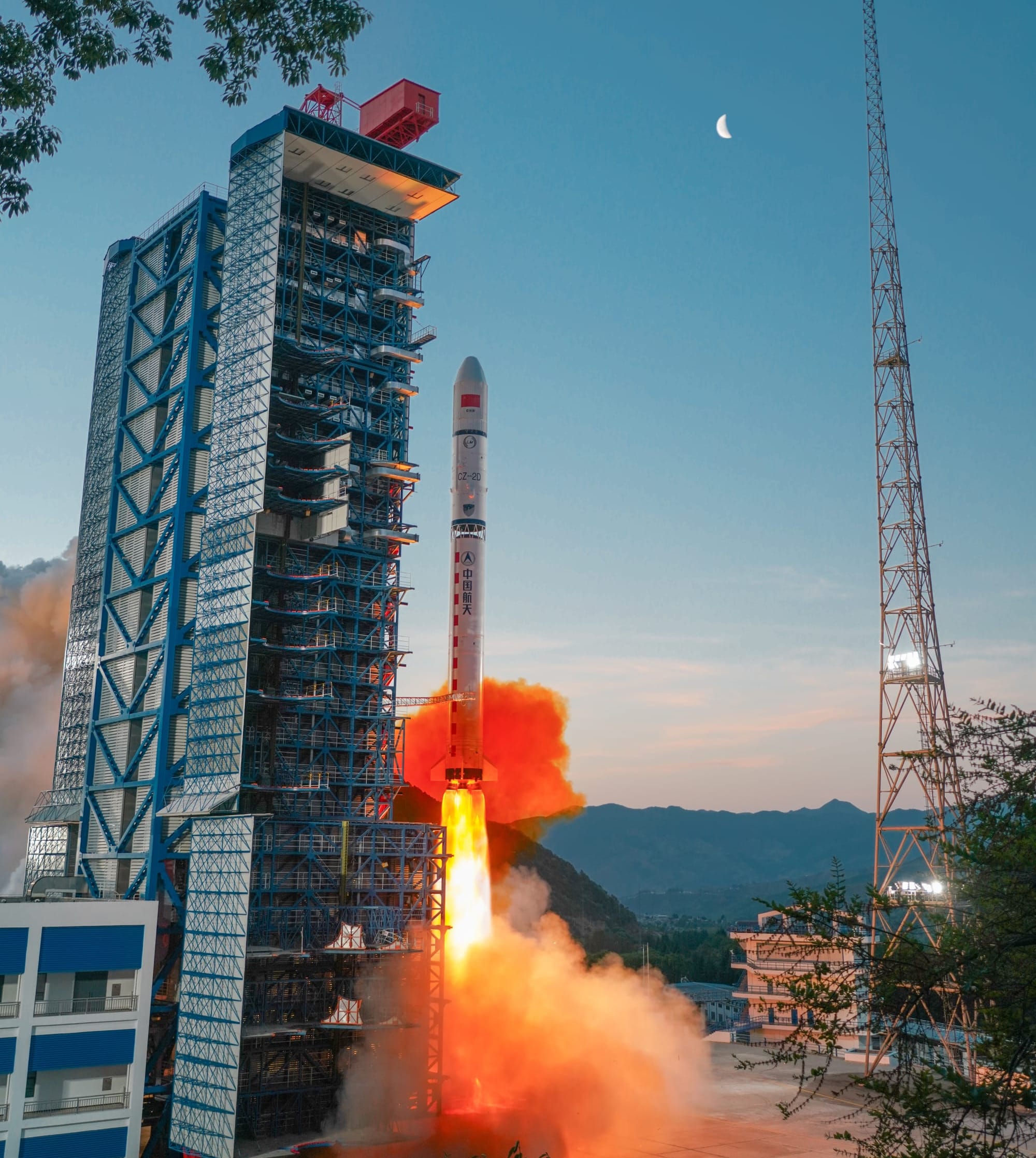 Liftoff of the Long March 2D Y102 via 我们的太 on Weibo