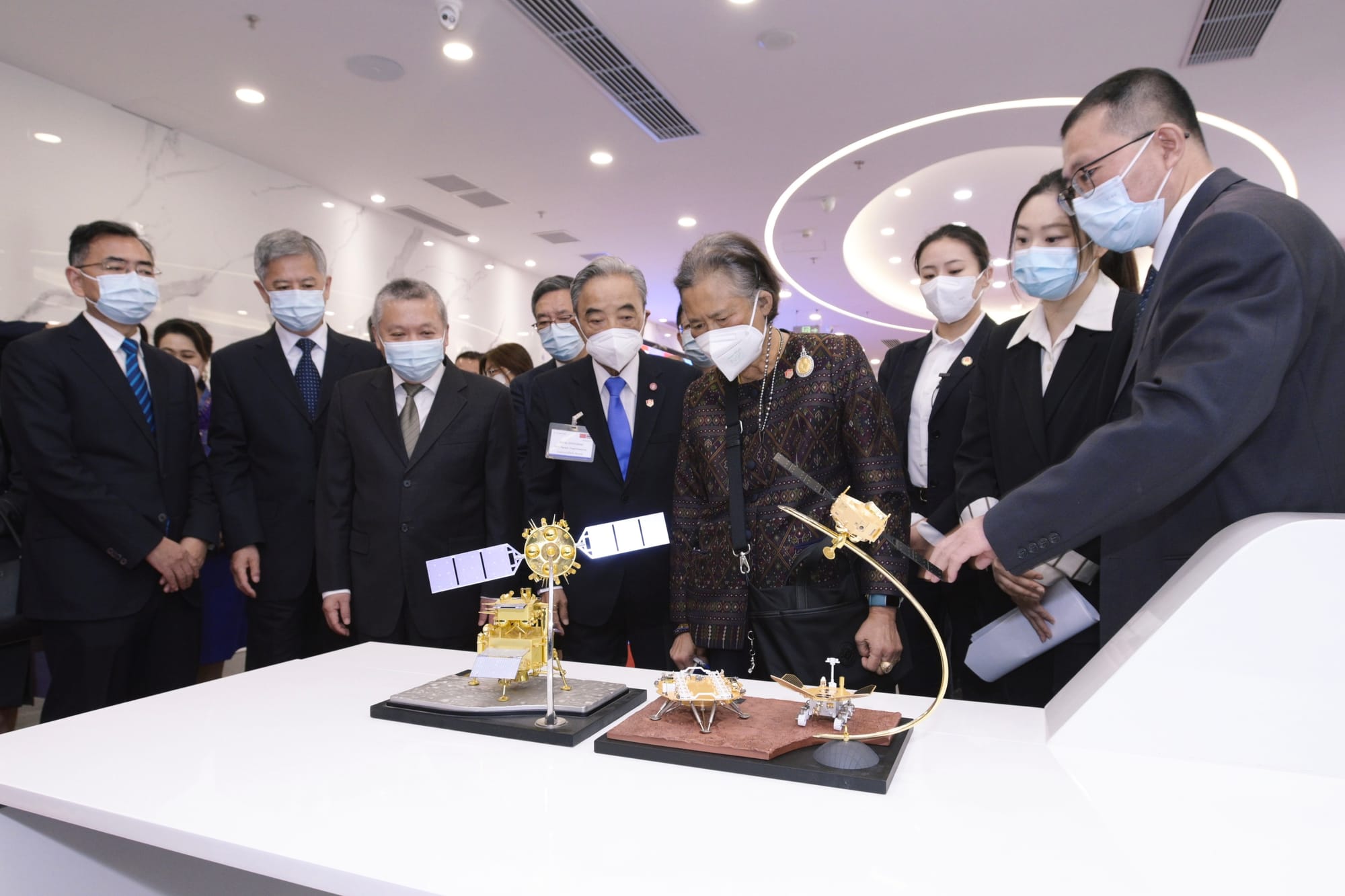 Officials from China and Thailand inspecting models of Chang'e 5 and Tianwen 1 missions. ©China National Space Administration