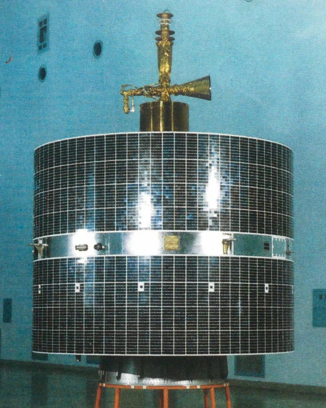 A Shiyong Tongbu Tongxing Weixing (實用定位通訊衛星) satellite in a cleanroom.