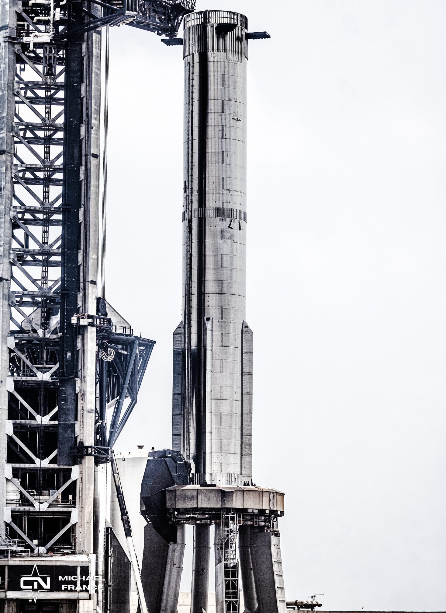 Booster 11 on the orbital launch mount with Ship 29 next to it. ©Michael France for Cosmic Nxws