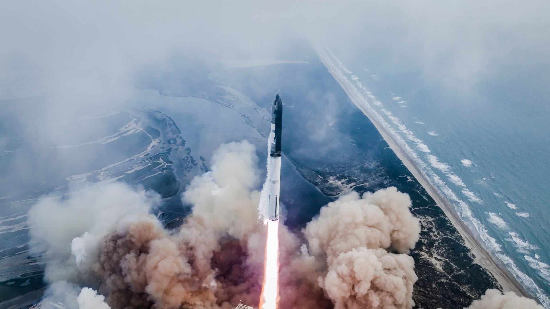 Ship 28 and Booster 10 during first-stage flight during the third flight test. ©SpaceX