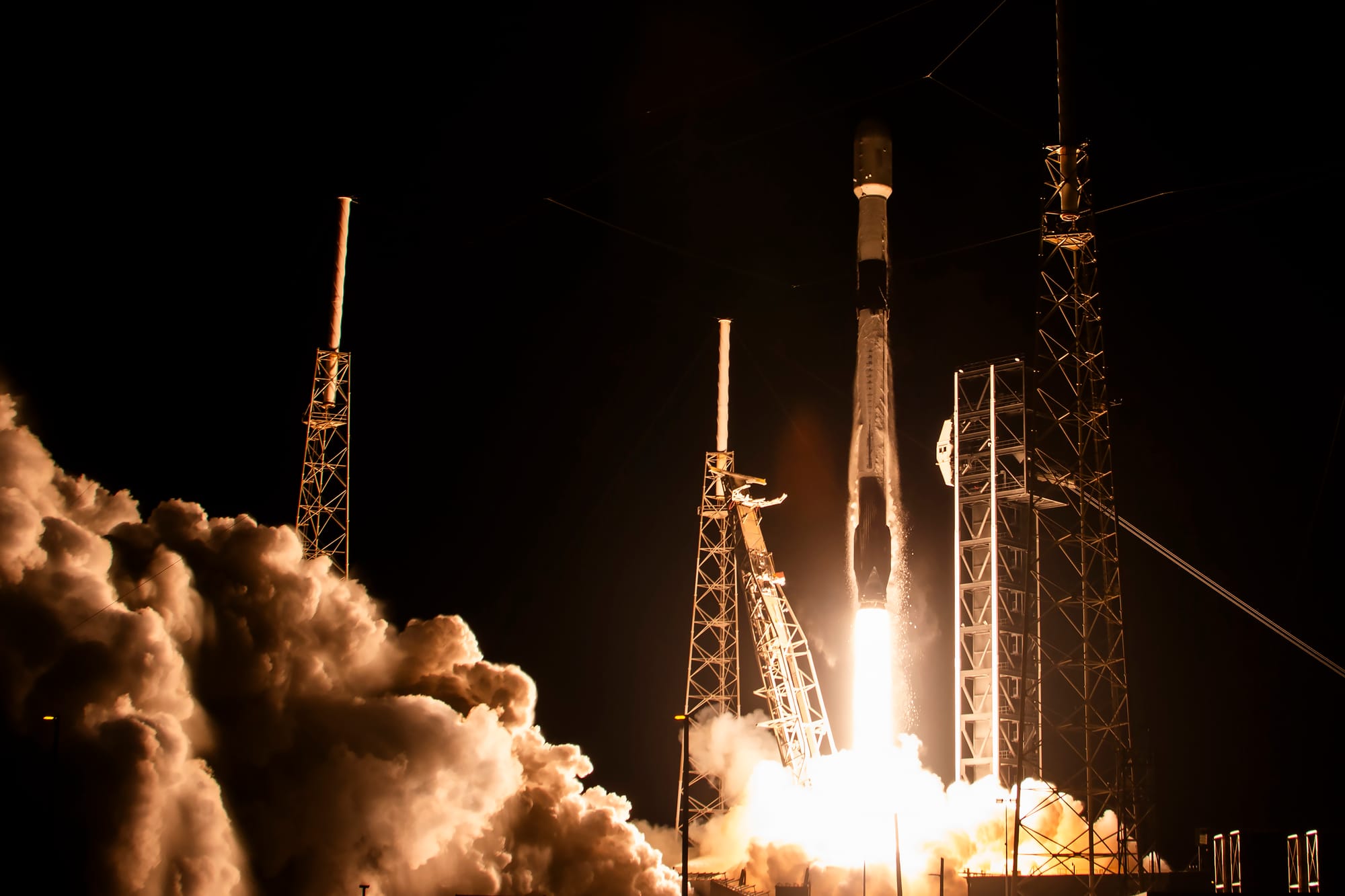 Falcon 9 lifting off from Space Launch Complex 40 for Starlink Group 6-64. ©SpaceX