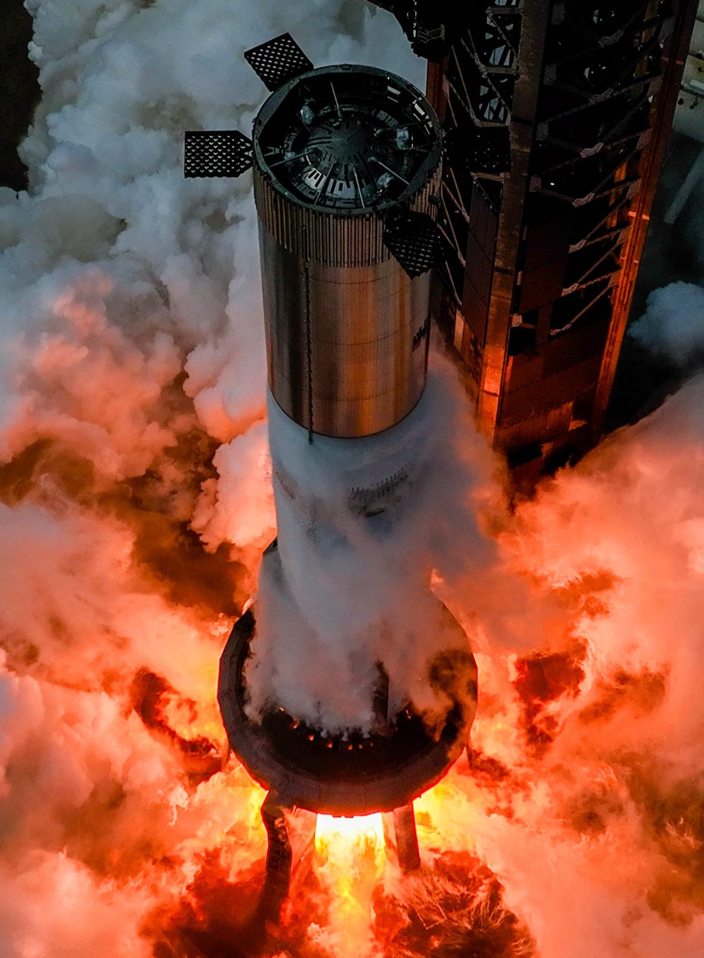 Booster 14 during its thirty-three engine static fire on the Orbital Launch Mount. ©SpaceX