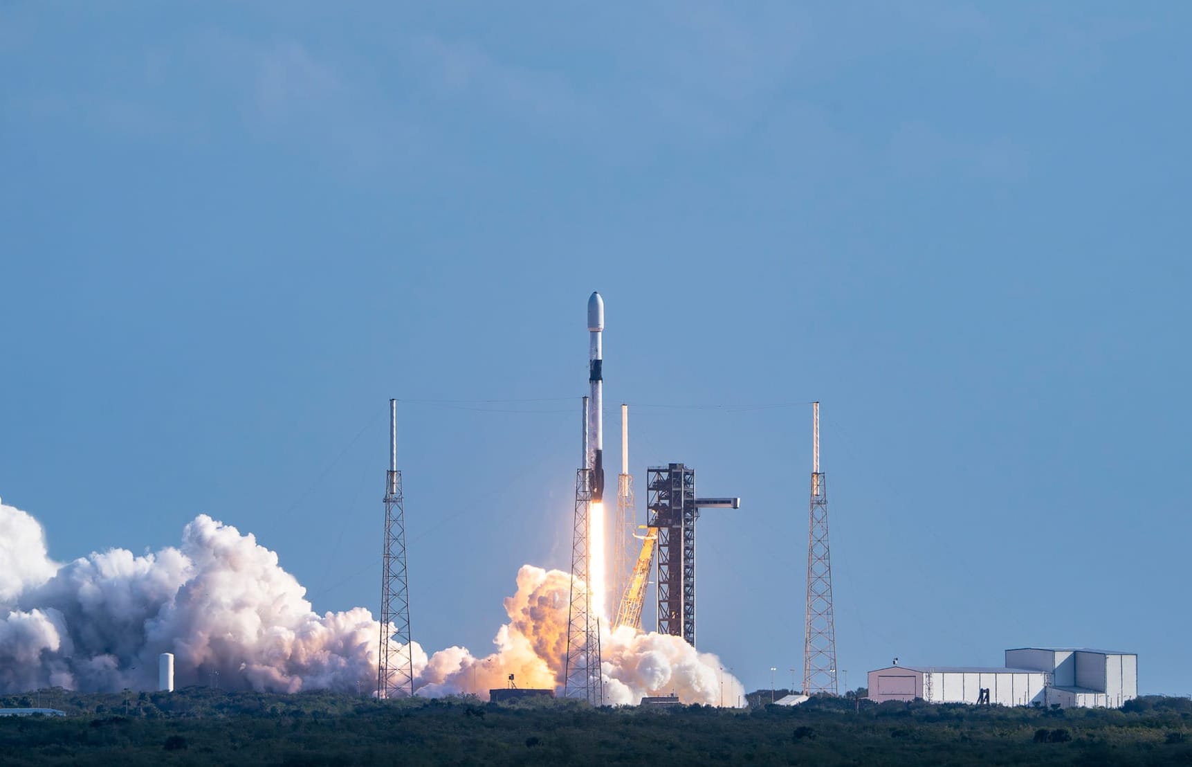 Falcon 9 lifting off from Space Launch Complex 40 for the Starlink 6-71 mission. ©SpaceX
