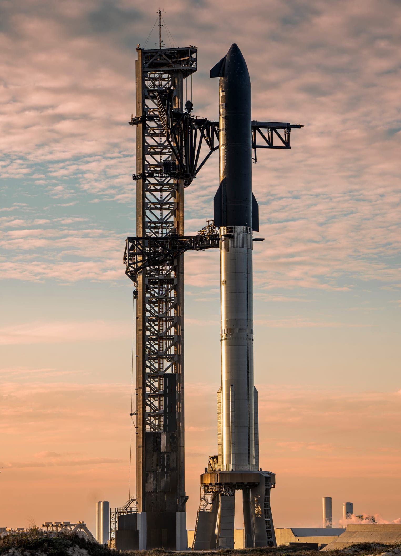 Starship-Super Heavy on the launch pad ahead of its seventh flight test. ©SpaceX