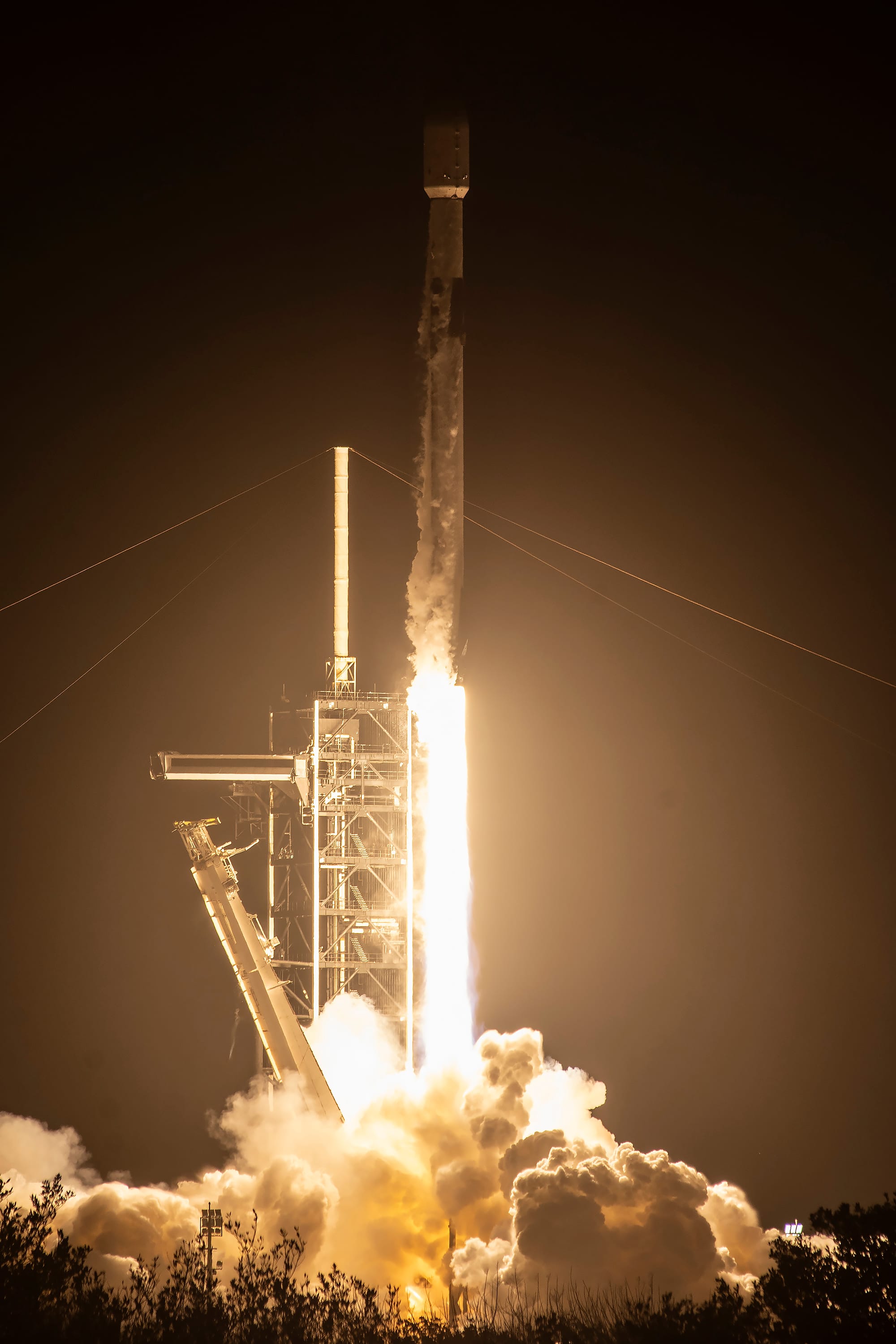 Falcon 9 lifting off from Launch Complex 39A carrying Blue Ghost and Hakuto-R. ©SpaceX