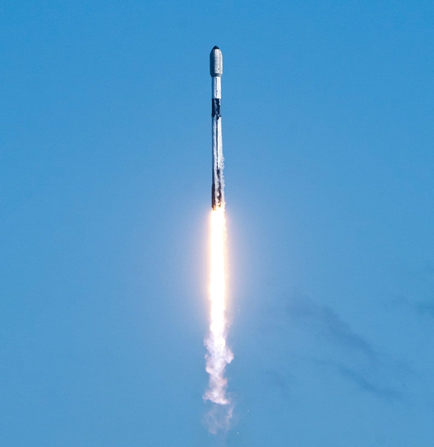 Falcon 9 during first-stage flight for the Starlink Group 12-14 mission. ©SpaceX