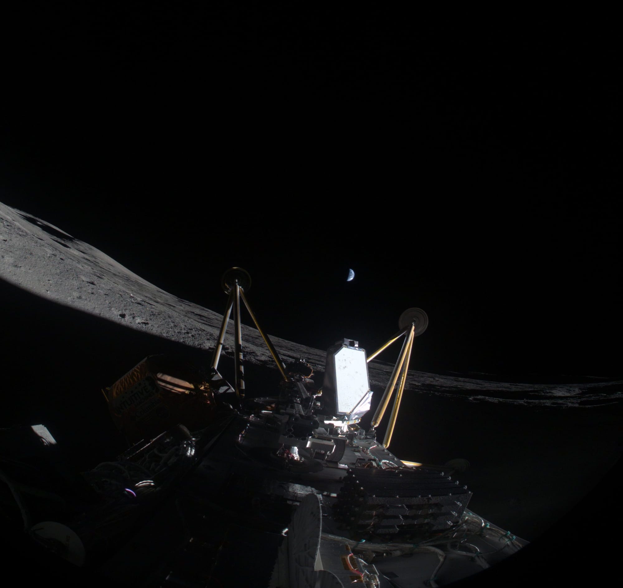 Nova-C laying on its side on the Moon. ©Intuitive Machines