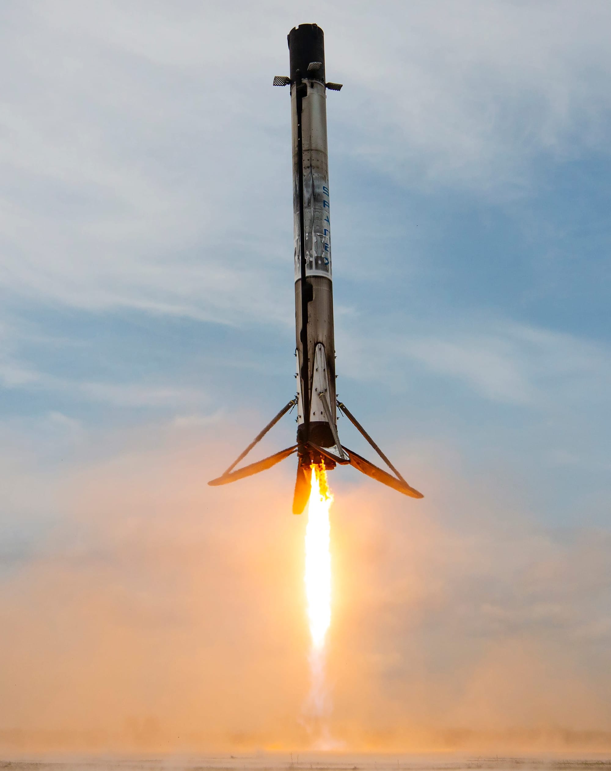 Booster B1092 touching down at Landing Zone 1. ©SpaceX