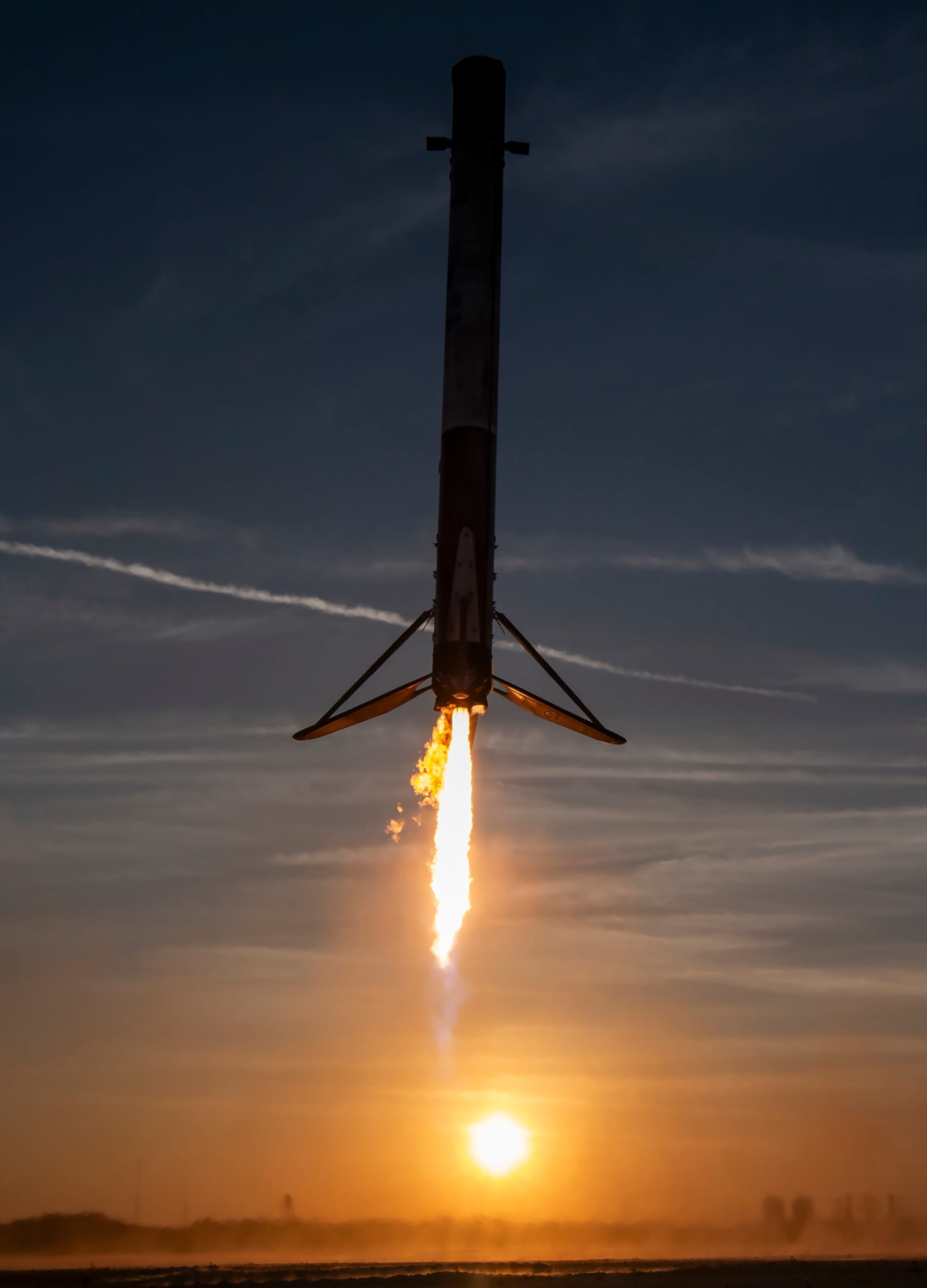 Booster B1090 landing at Landing Zone 1 after supporting the Crew-10 mission. ©SpaceX