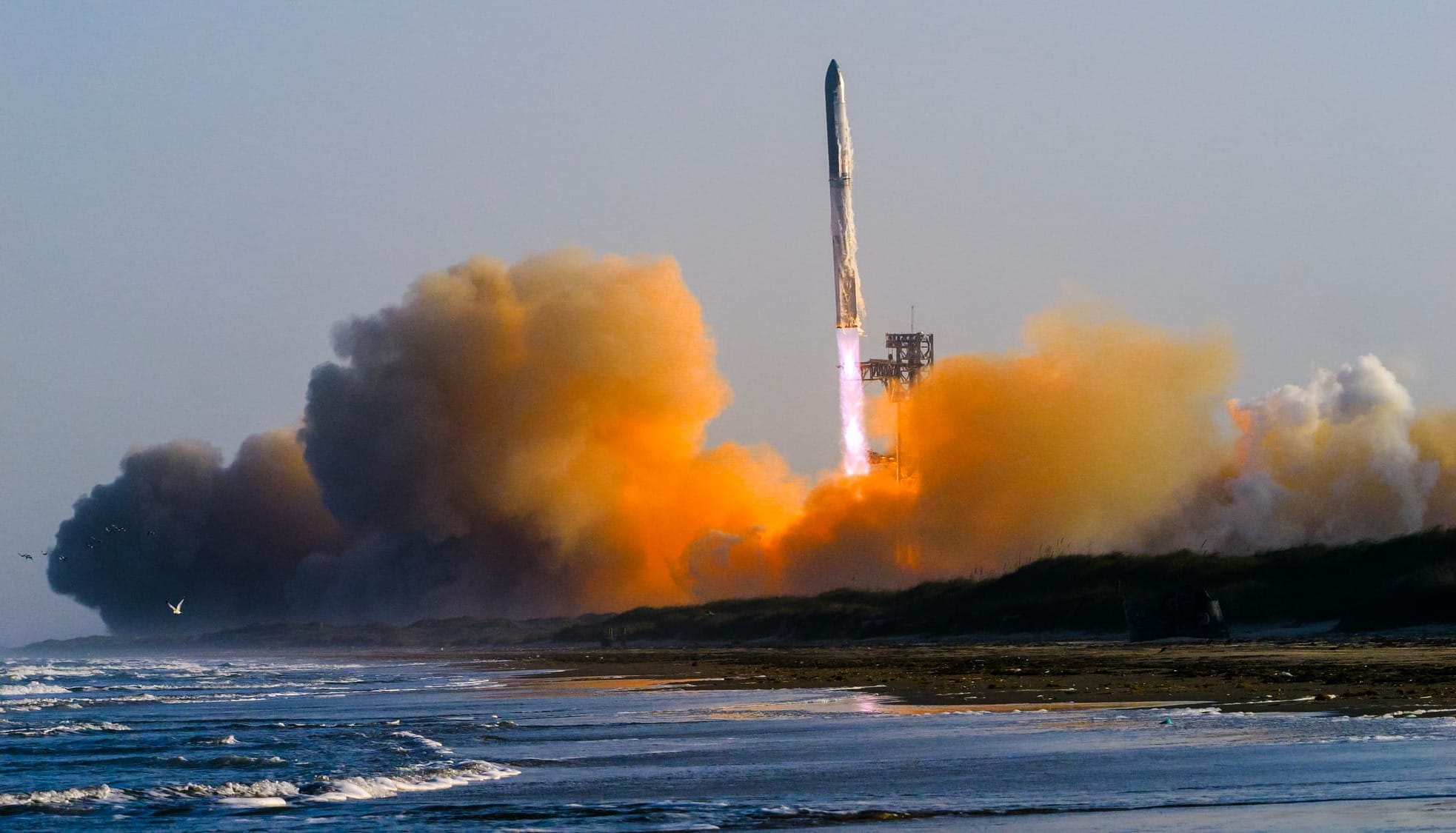 SpaceX's Starship-Super Heavy vehicle kicking up a large amount of dust and small debris during the eighth flight test. ©SpaceX