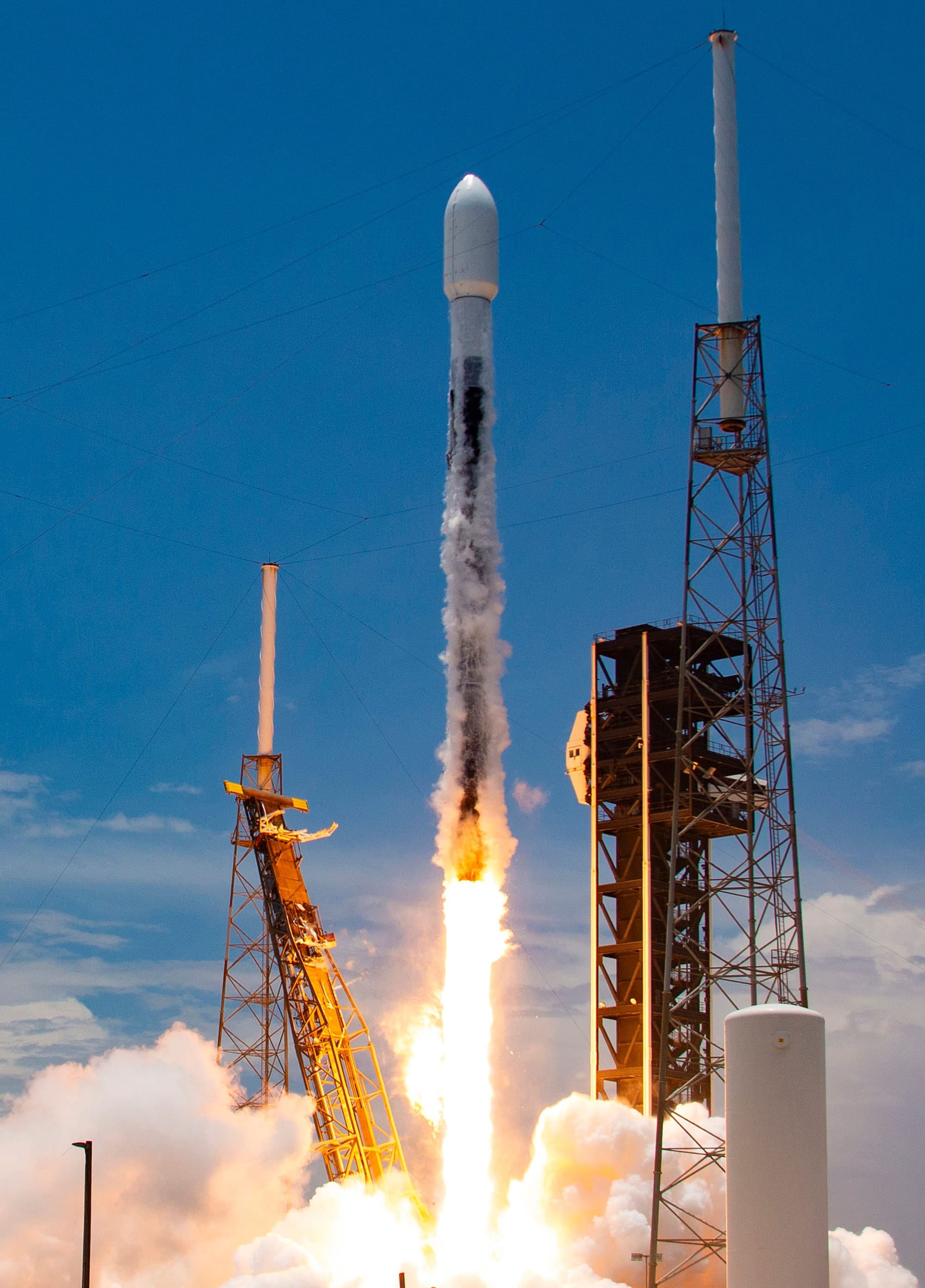 Falcon 9 lifting off from Space Launch Complex 40 with GPS-III SV08. ©SpaceX