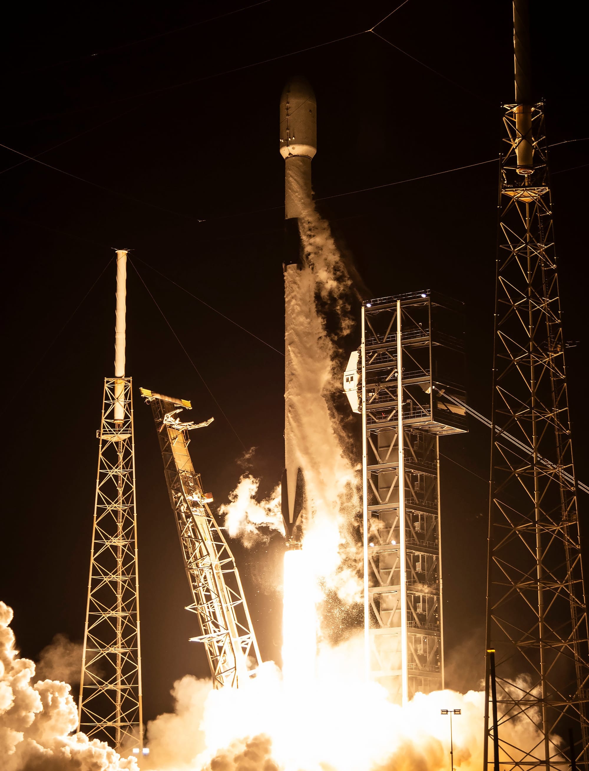 Falcon 9 lifts off from Space Launch Complex 40 carrying Kuiper satellites. ©SpaceX