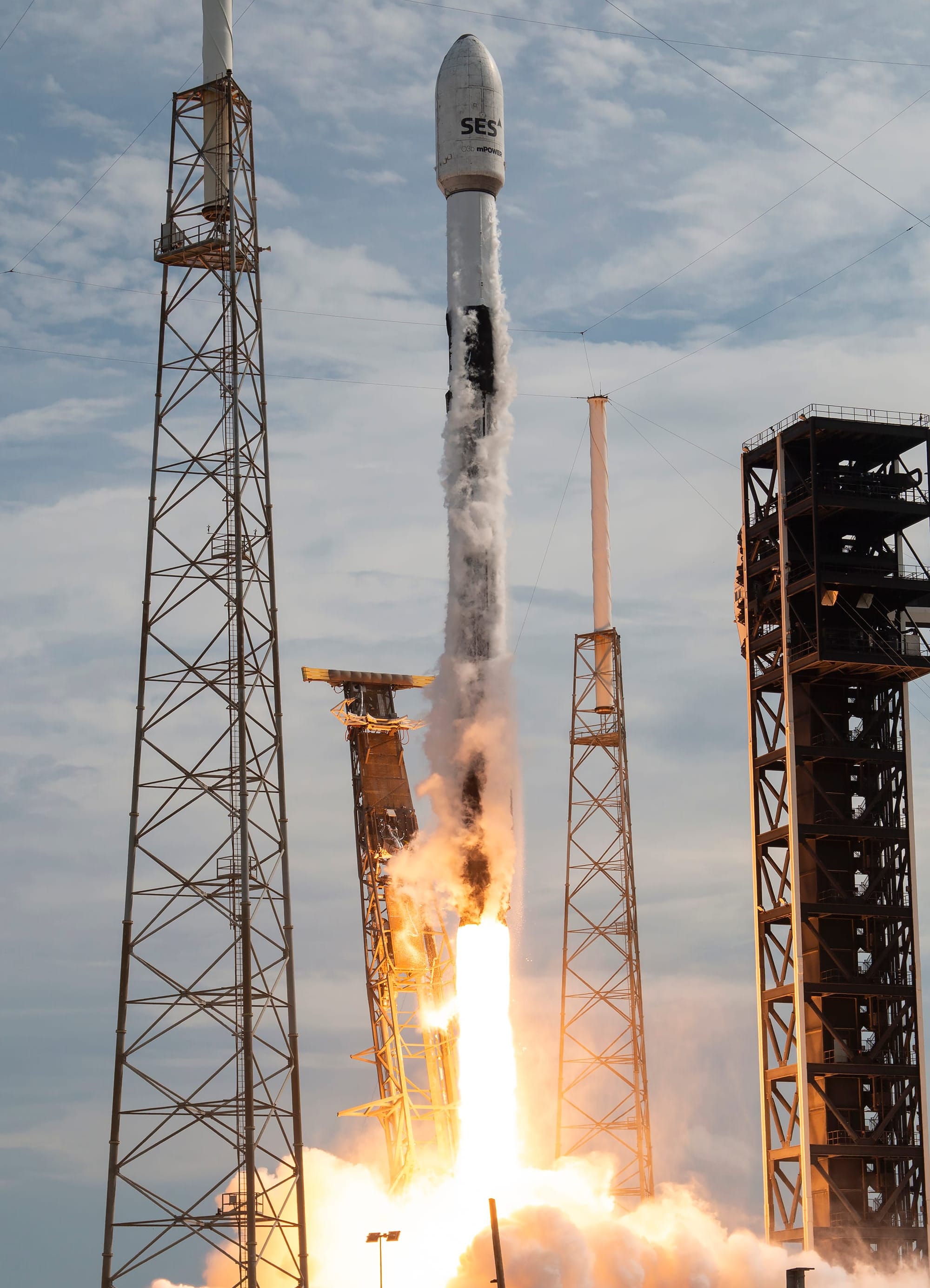 Falcon 9 lifting off from Space Launch Complex 40 carrying two 03b mPOWER satellites. ©SpaceX