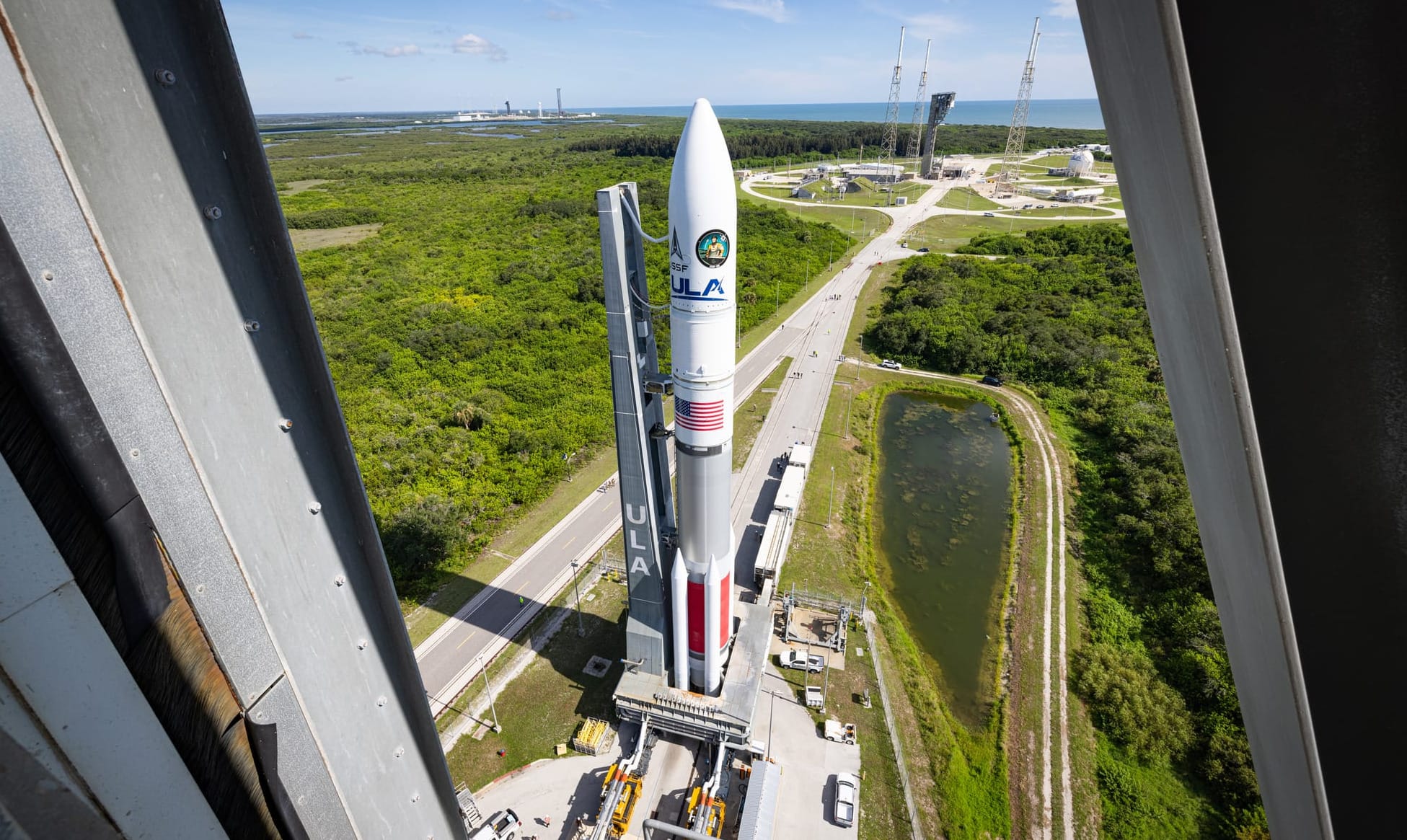 Vulcan rolling out to Space Launch Complex 41 for the USSF-106 mission. ©United Launch Alliance