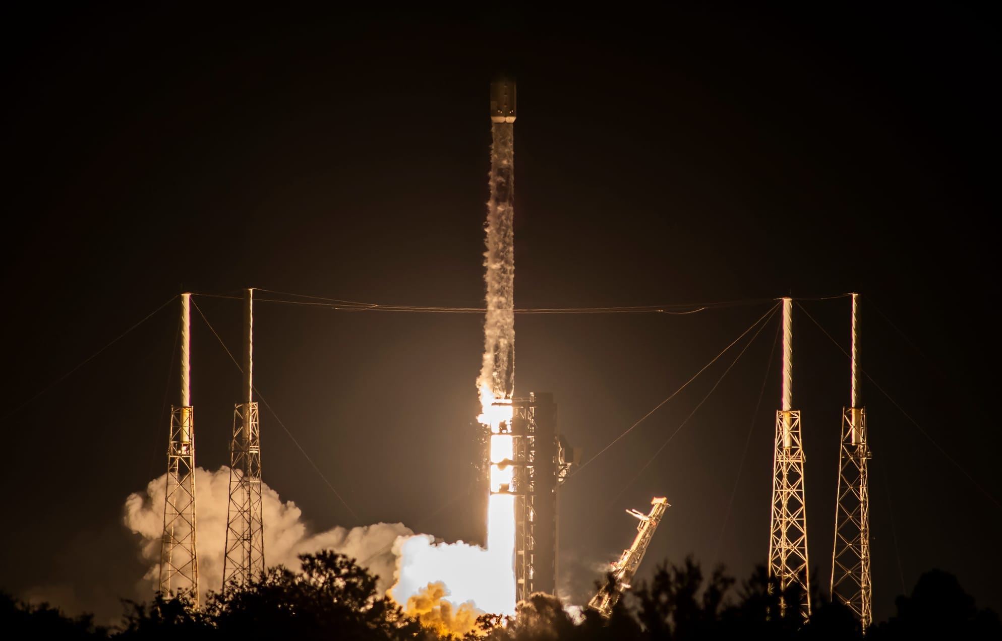 Falcon 9 lifting from Launch Complex 40 for the Starlink Group 10-30 mission. ©SpaceX