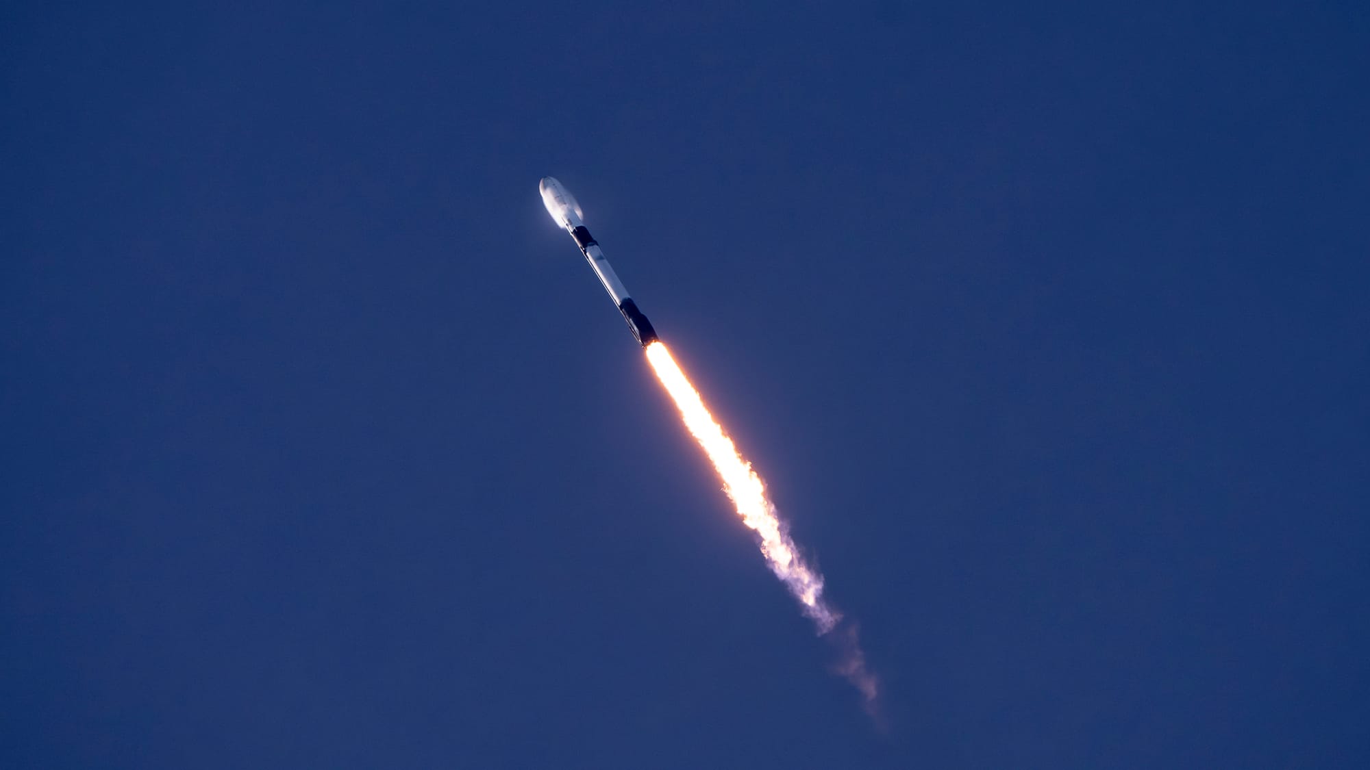 Falcon 9 during first-stage flight for the Starlink Group 10-20 mission. ©SpaceX