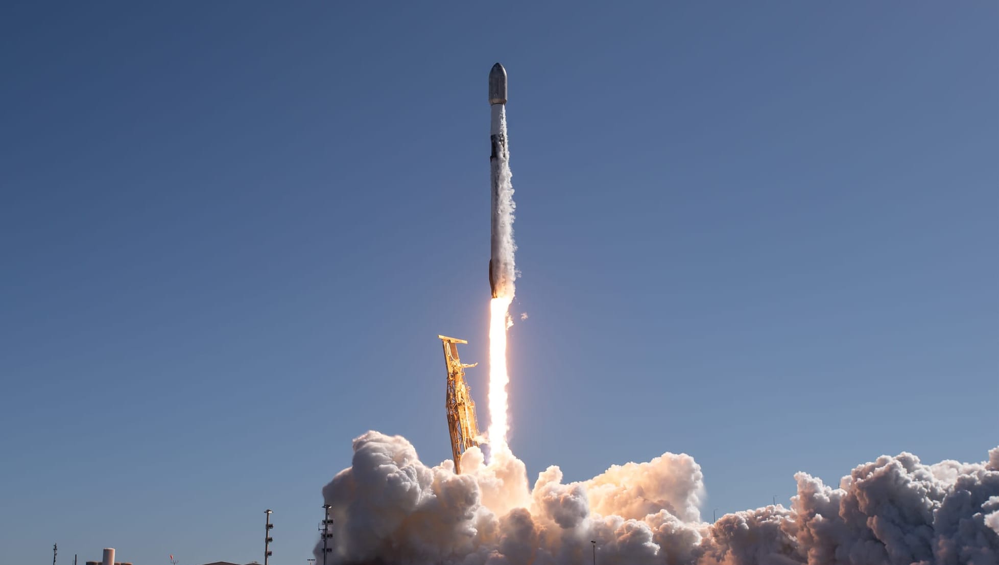 Falcon 9 lifts off for the Starlink Group 17-5 mission. ©SpaceX