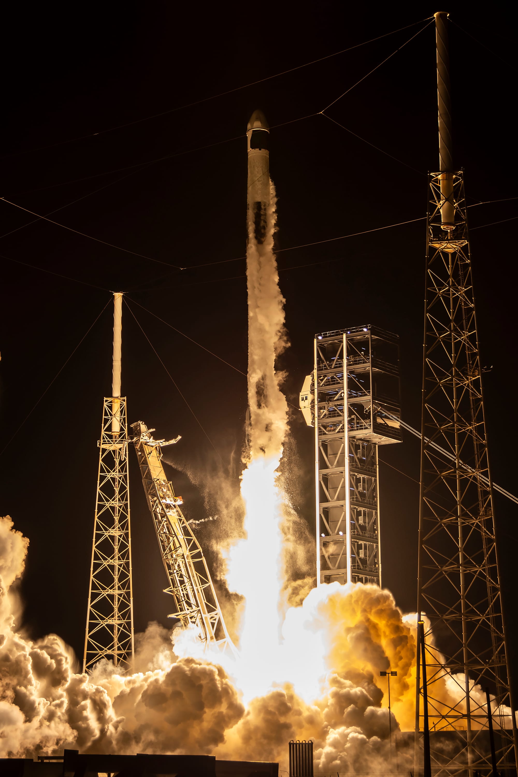 Falcon 9 lifts off from Space Launch Complex 40 for the CRS-33 mission. ©SpaceX
