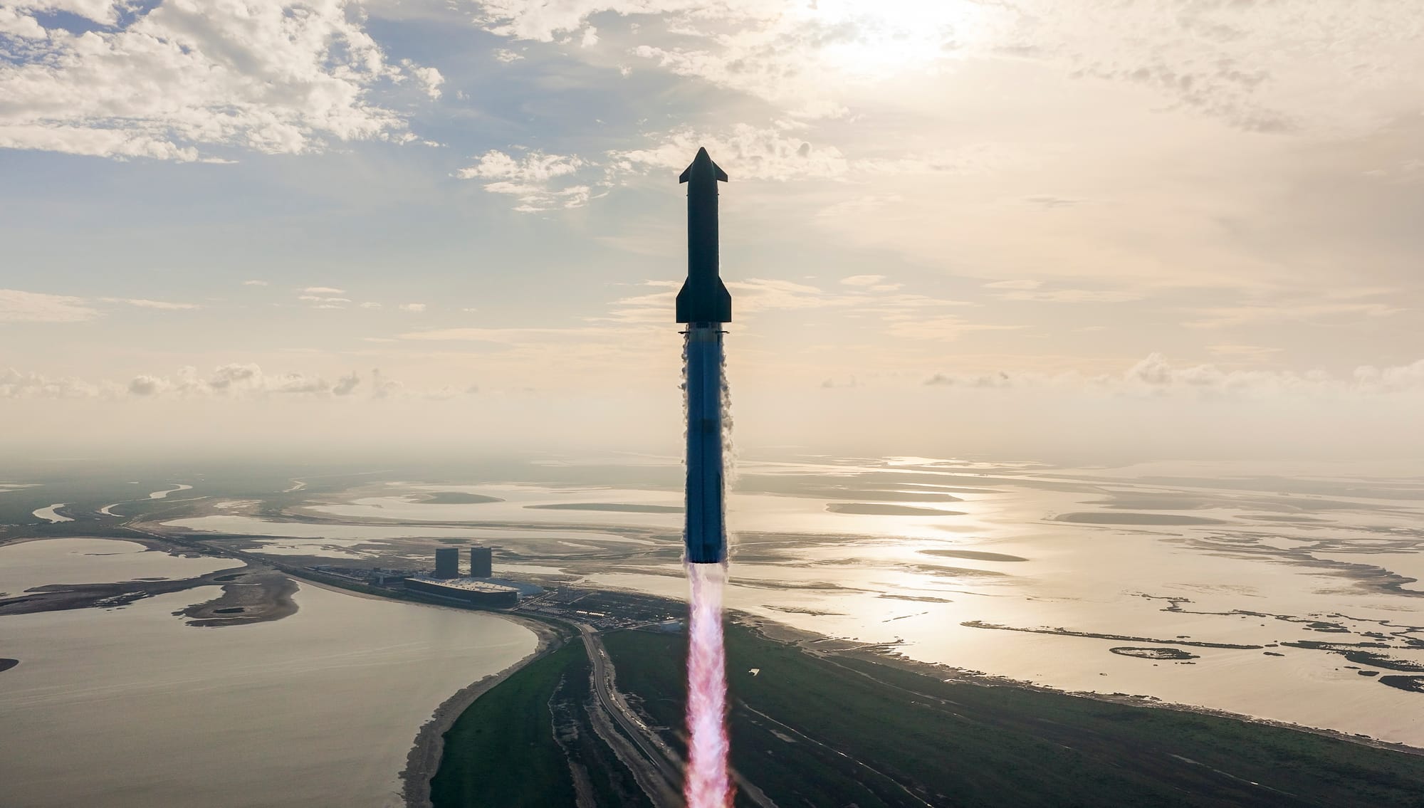 Starship-Super Heavy during first-stage flight for its tenth flight test. ©SpaceX
