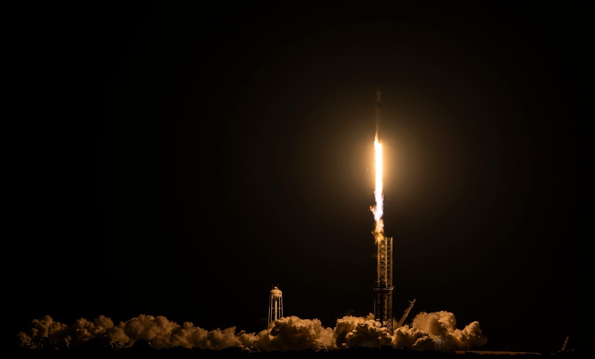 Falcon 9 lifts off from Launch Complex 39A for the Starlink Group 10-11 mission. ©SpaceX