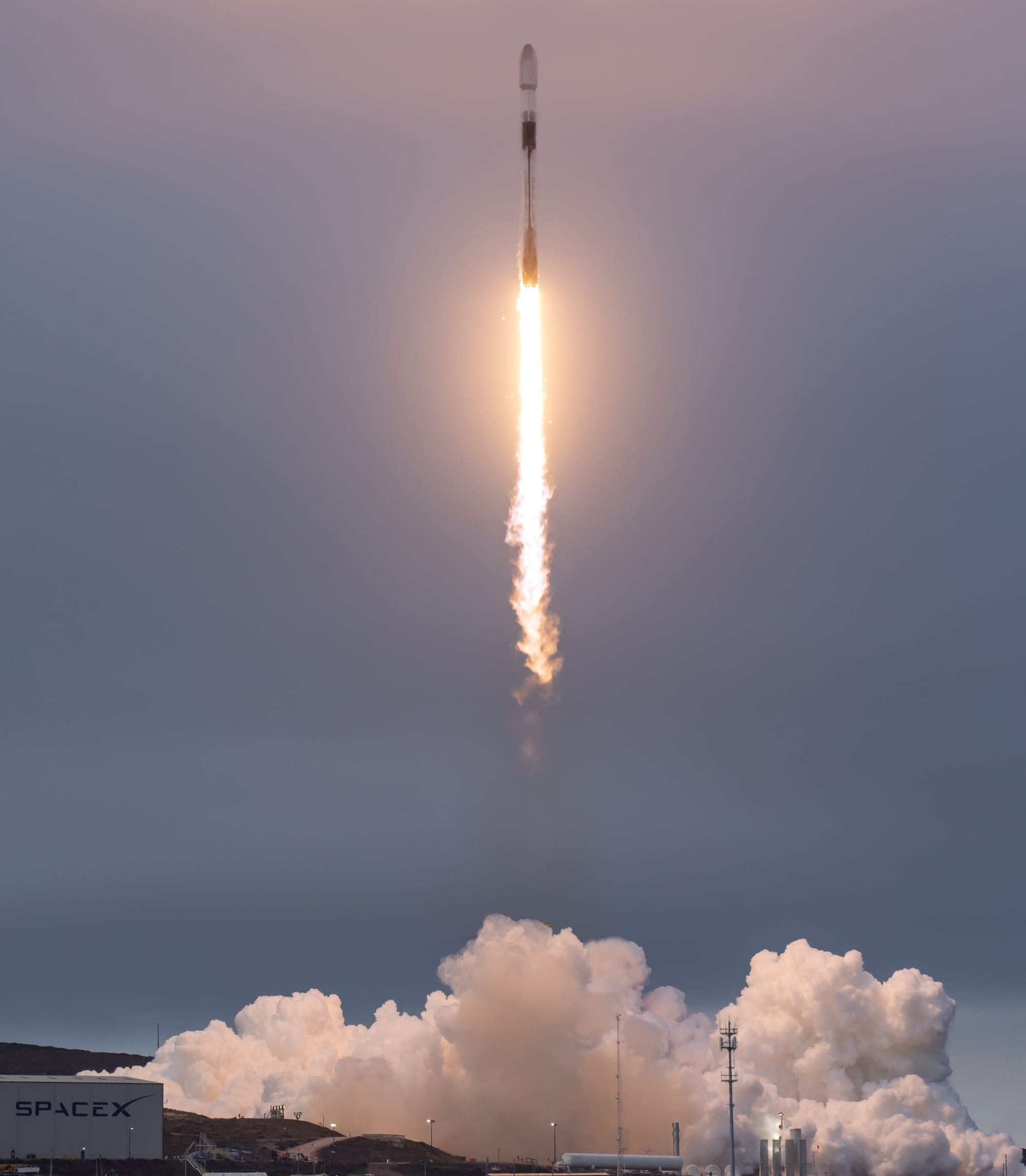 Falcon 9 flying from Space Launch Complex 4E for Tranche 1. ©SpaceX