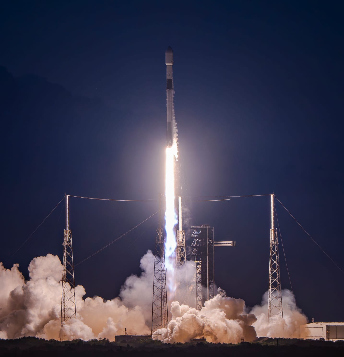 Falcon 9 lifting off from Space Launch Complex 40 for the Starlink Group 10-27 mission. ©SpaceX