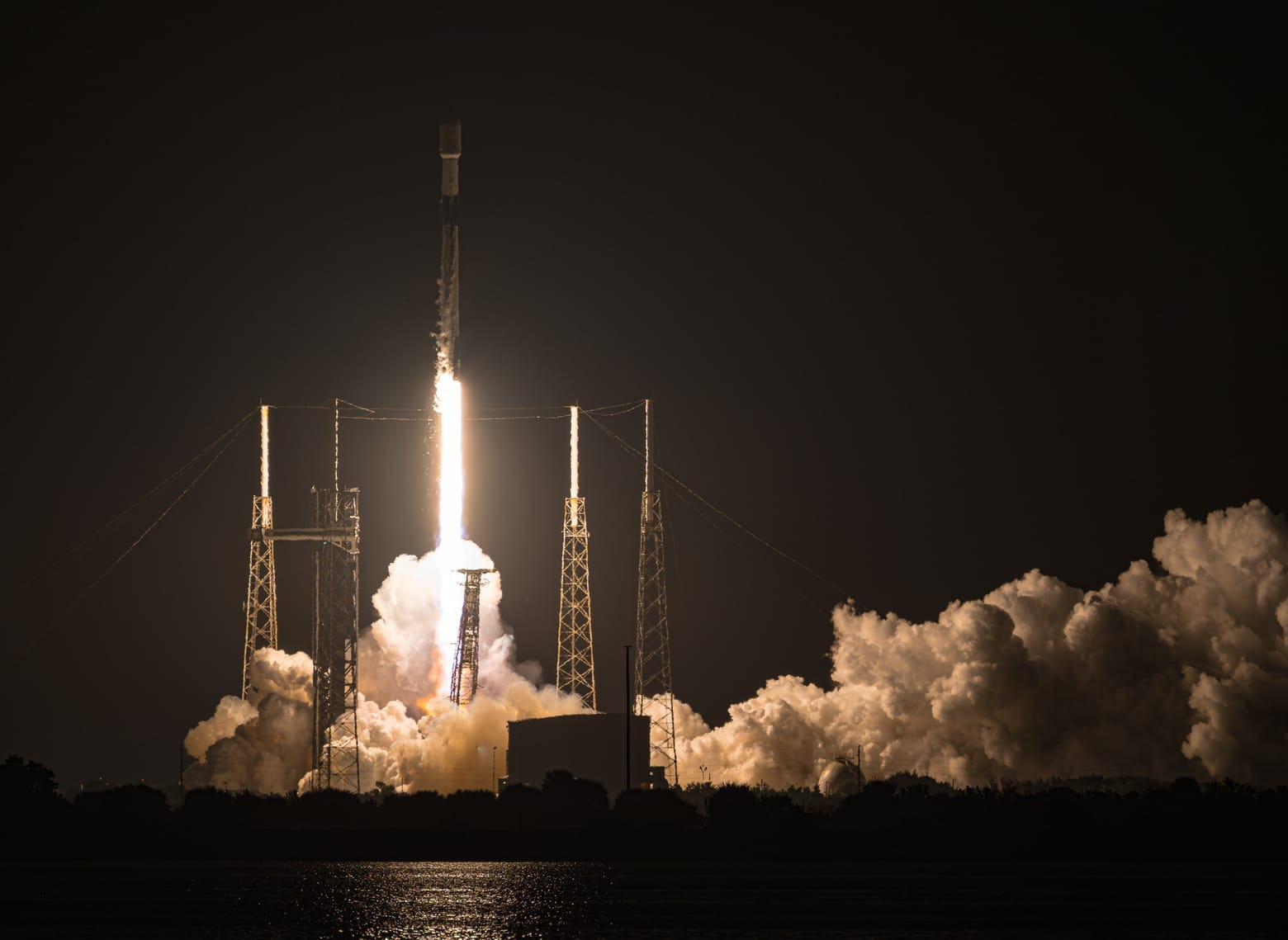 Falcon 9 lifting off from Space Launch Complex 40 for the Starlink Group 6-85 mission. ©SpaceX