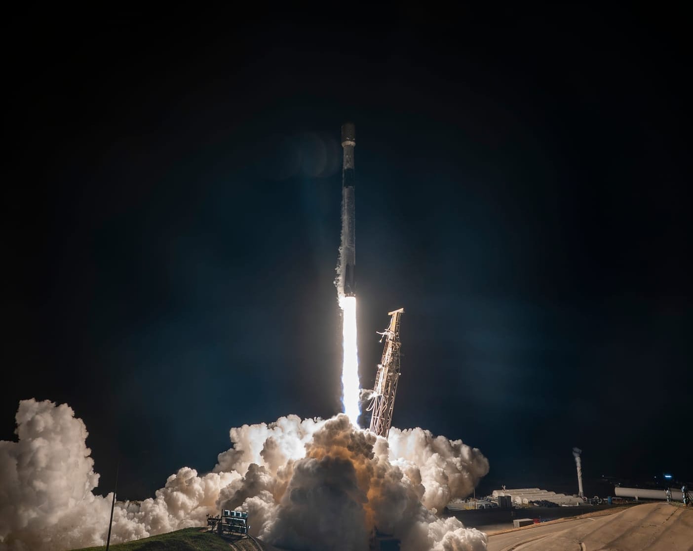 Falcon 9 departing from Space Launch Complex 4E for the Starlink Group 17-25 mission on February 21st. ยฉSpaceX