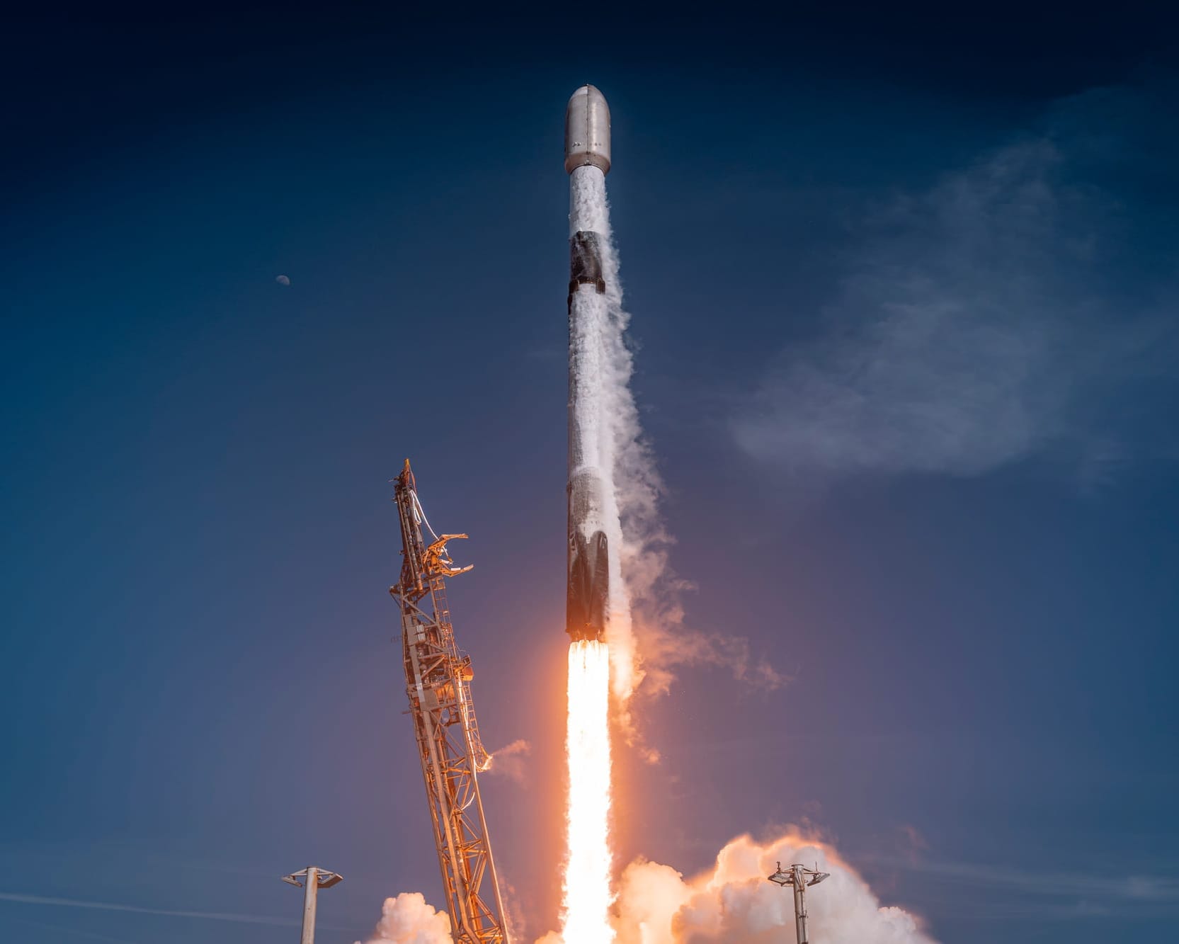 Falcon 9 lifting off from Space Launch Complex 4E for the Starlink Group 17-17 mission on March 26th 2026. ยฉSpaceX