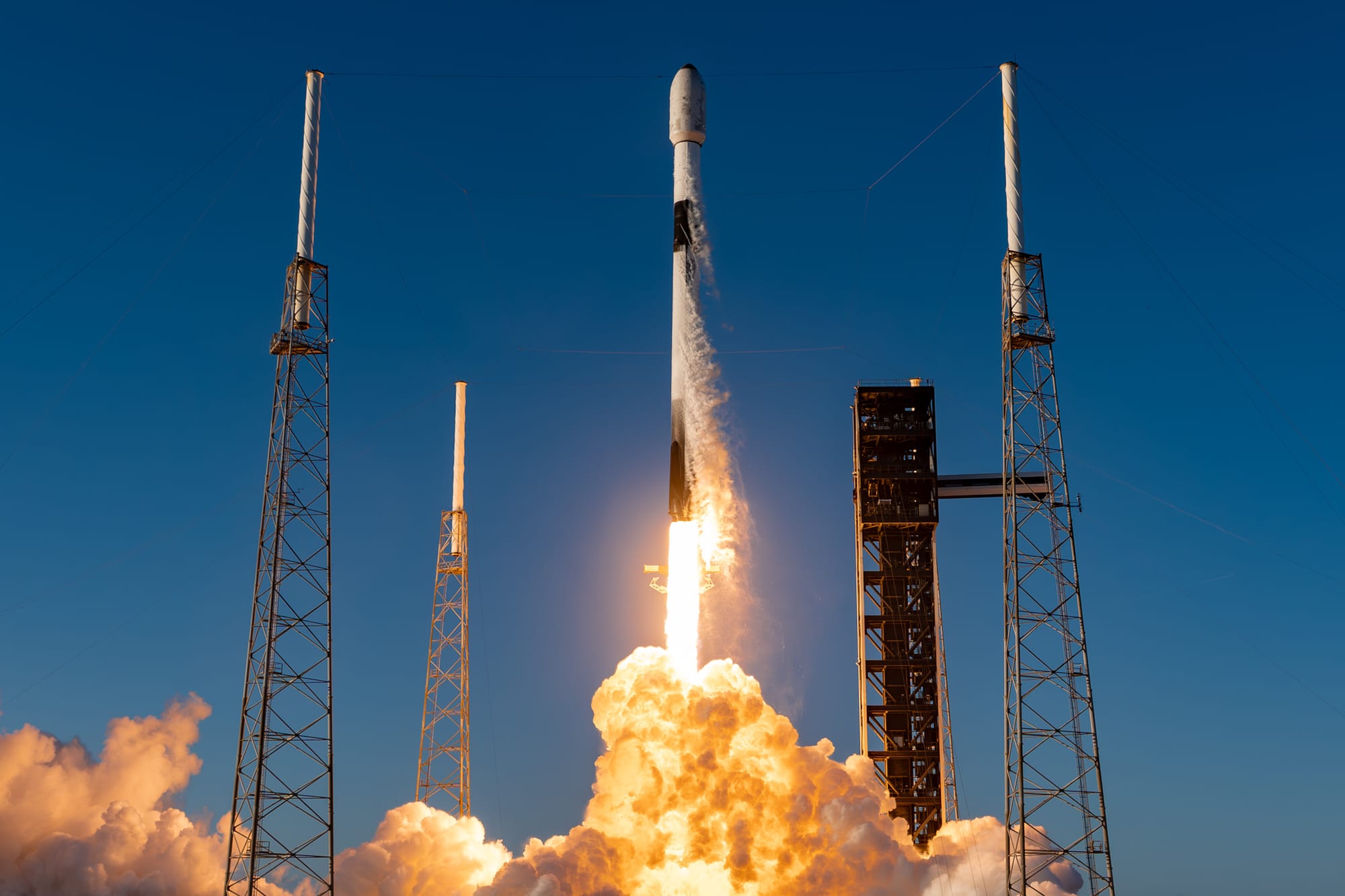 Falcon 9 blasting off from Space Launch Complex 40 for the Starlink Group 10-58 on April 2nd 2026. ©SpaceX