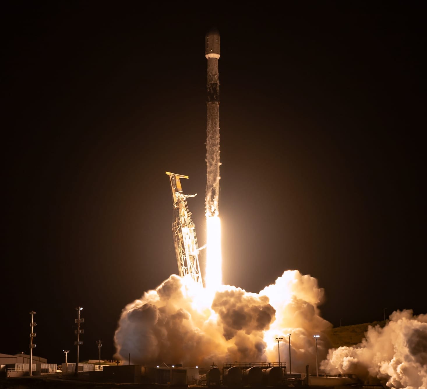 Falcon 9 lifting off from Space Launch Complex 4E for the Transporter-16 mission on March 30th 2026. ©SpaceX