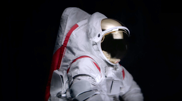 China unveils lunar spacesuit!